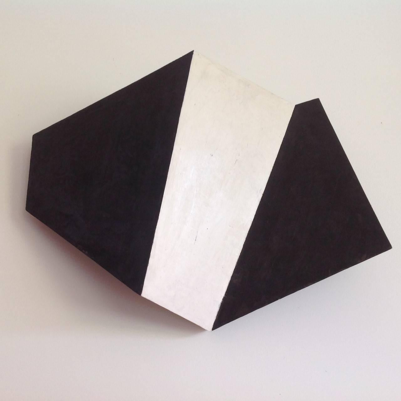 Schwarz-Weiß (Minimalistische abstrakte 3D-Wandskulptur) – Sculpture von Dai Ban