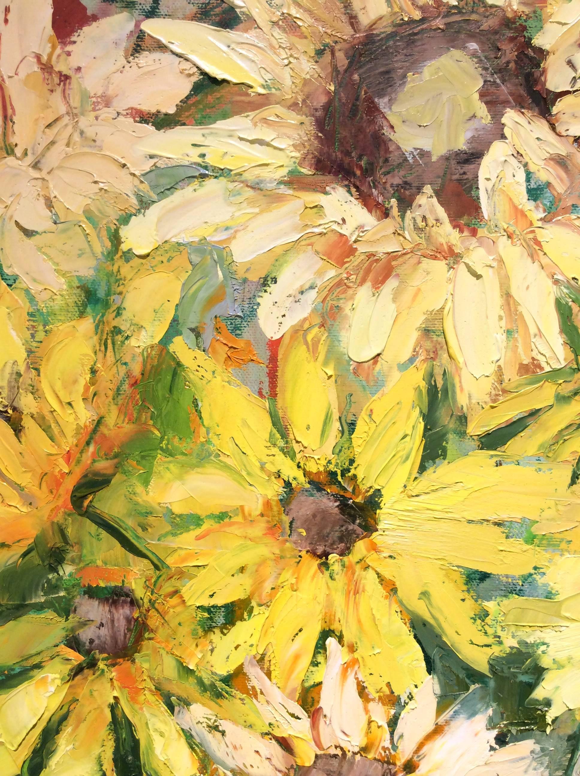 Girasoli in vaso beige (Natura morta verticale su tela) - Painting Contemporaneo di Dale Payson