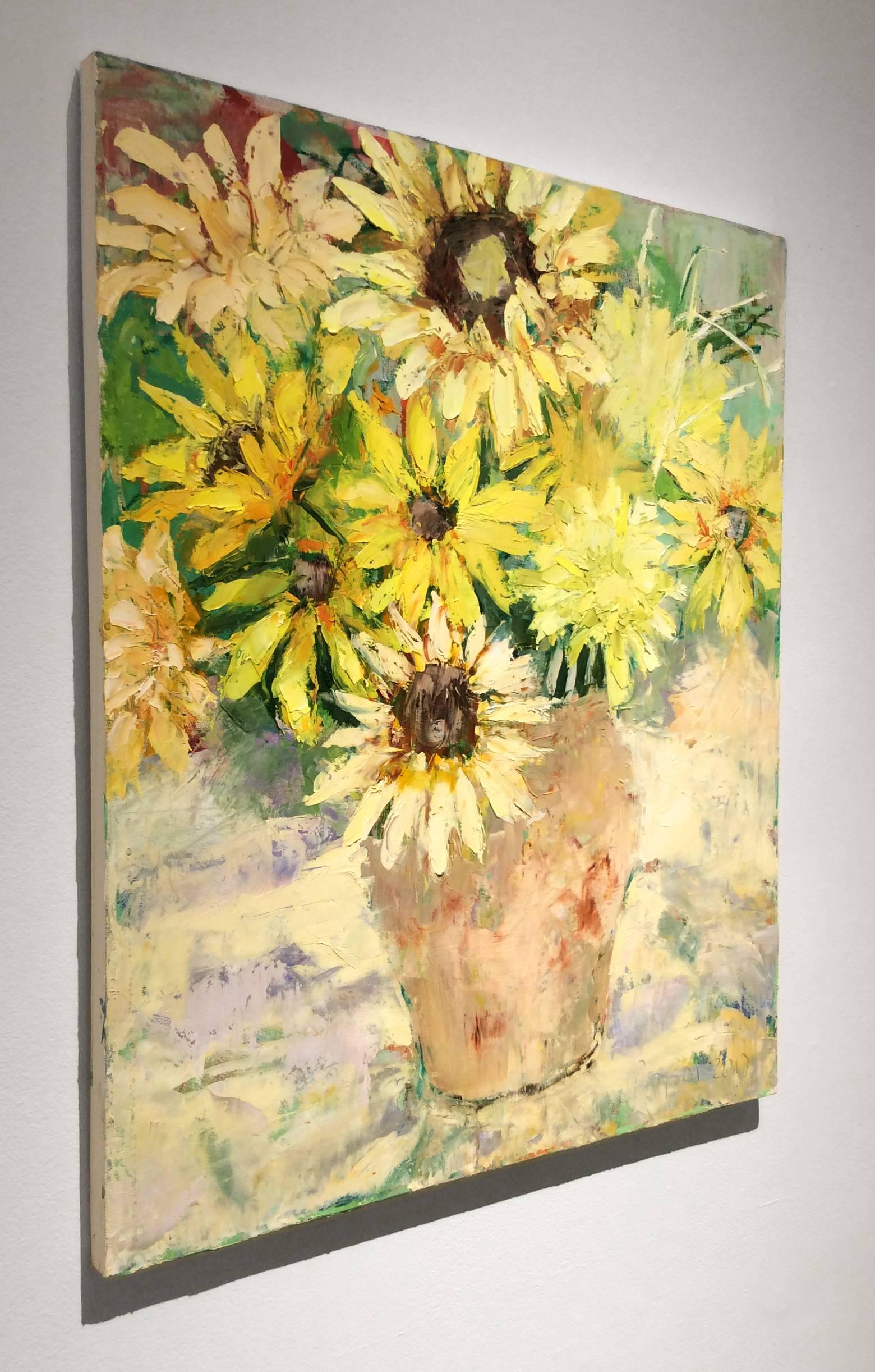 Girasoli in vaso beige (Natura morta verticale su tela) - Still-Life Painting Beige di Dale Payson