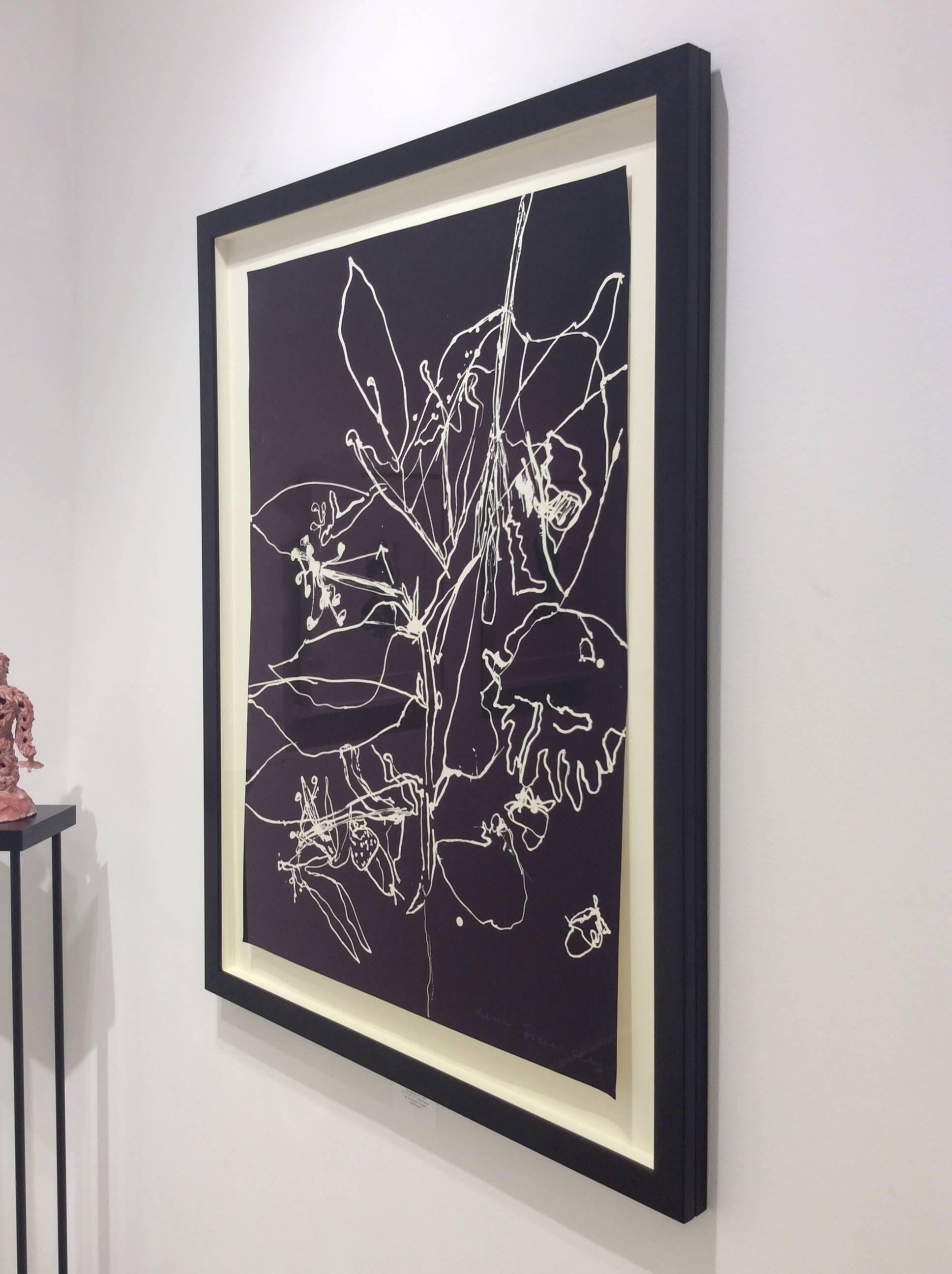 Seismography #22 (dessin abstrait contemporain de fleurs en noir et blanc, encadré) - Gris Still-Life Painting par Anne Francey