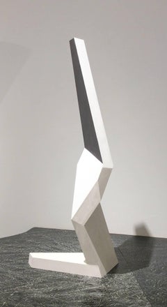 Figura inginocchiata (scultura astratta moderna minimalista in piedi in bianco e nero)