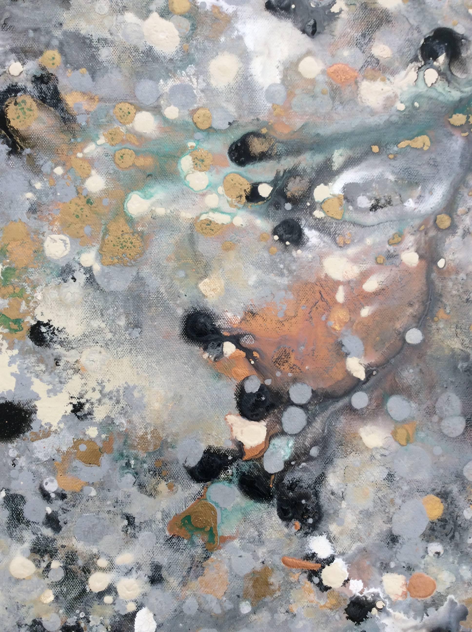 Reflektion (Gemaltes abstraktes Acrylgemälde auf Leinwand) (Grau), Abstract Painting, von Ragellah Rourke