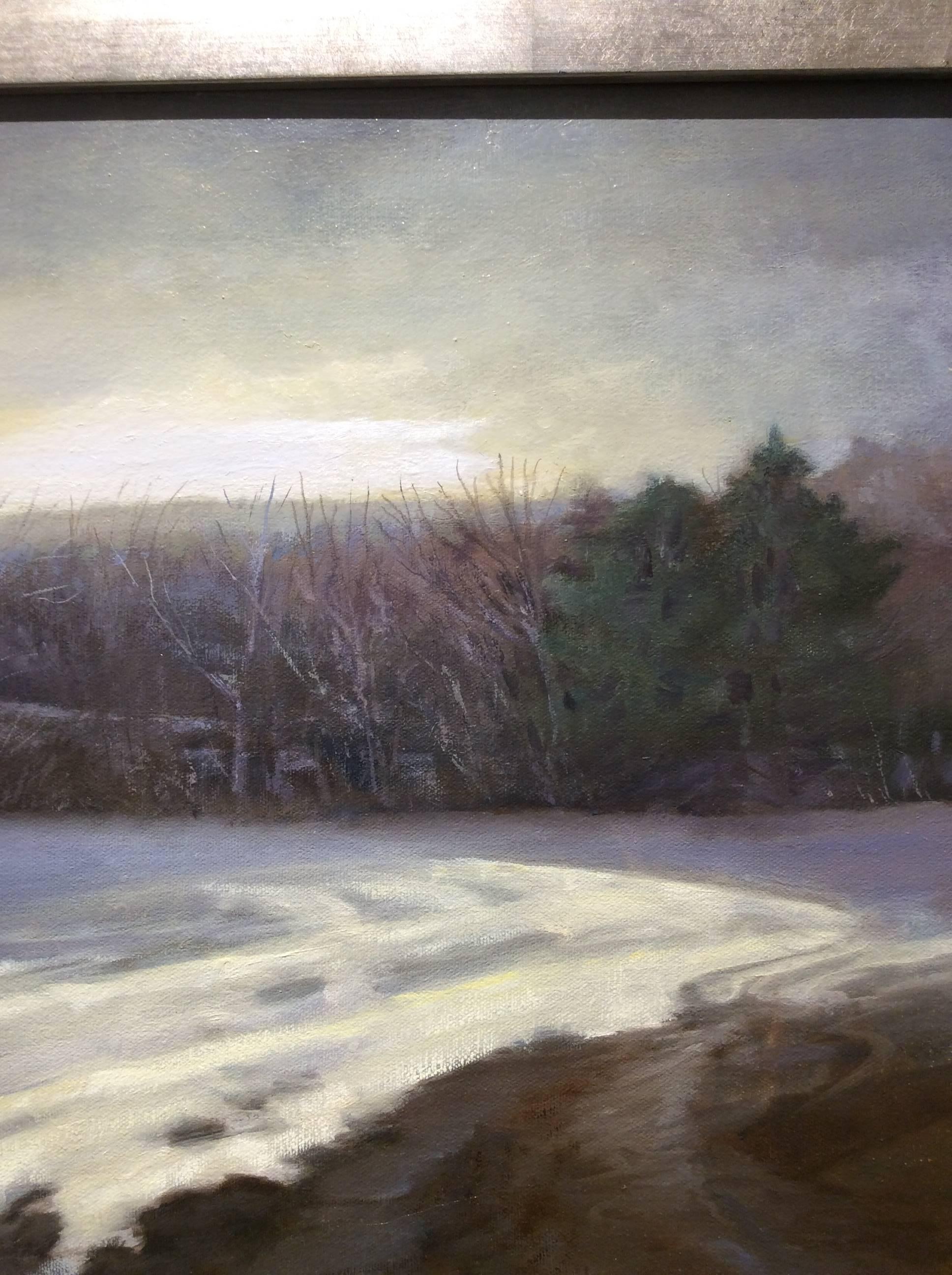 Peinture à l'huile Paysage champ de neige d'hiver, cadre argenté - Gris Landscape Painting par Judy Reynolds