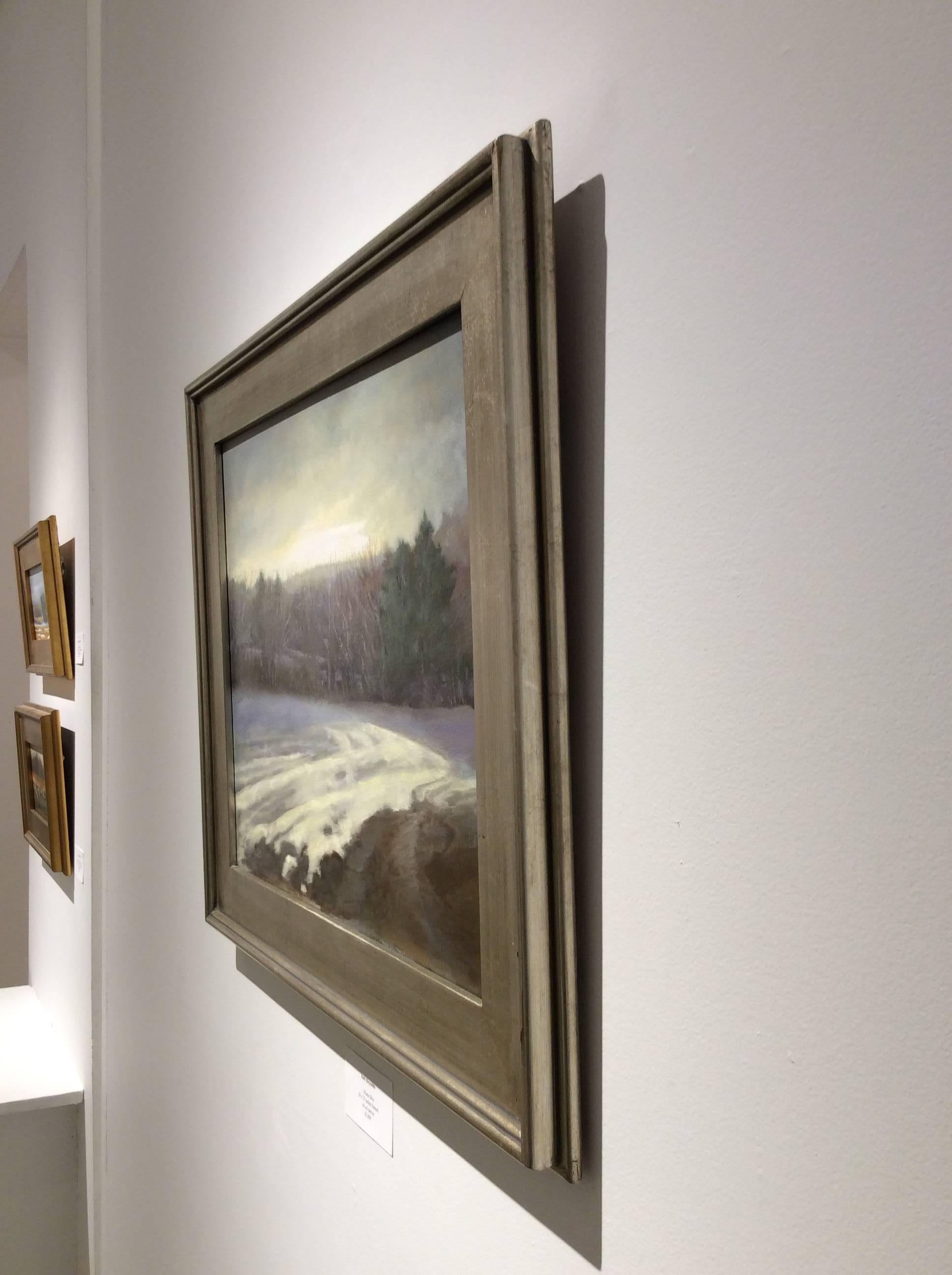 Ce paysage en plein air, peint à l'huile sur toile, a été réalisé par Judy Reynolds, une artiste basée dans la vallée de l'Hudson. La composition présente un champ de maïs stérile en hiver, recouvert d'une couche de neige d'un blanc crémeux. Avec