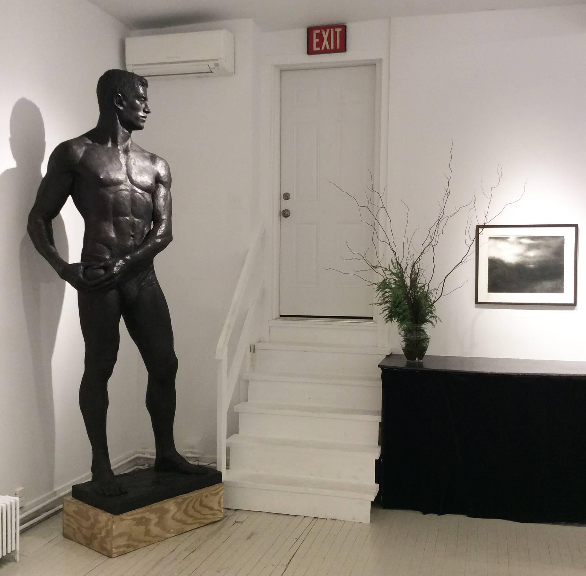 escultura figurativa moderna en bronce de un atleta desnudo 
Mide 2,5 metros de alto y 36 pulgadas en el punto más ancho
la base inferior mide 31,5 x 17,5 pulgadas
Esta escultura es ofrecida por la Galería Carrie Haddad, situada en Hudson, NY.

Esta