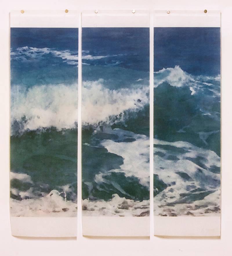 Jeri Eisenberg Color Photograph – Warm Waters #20 (Fotografie blauer Ozeanwellen in weißem Rahmen im nautischen Stil)