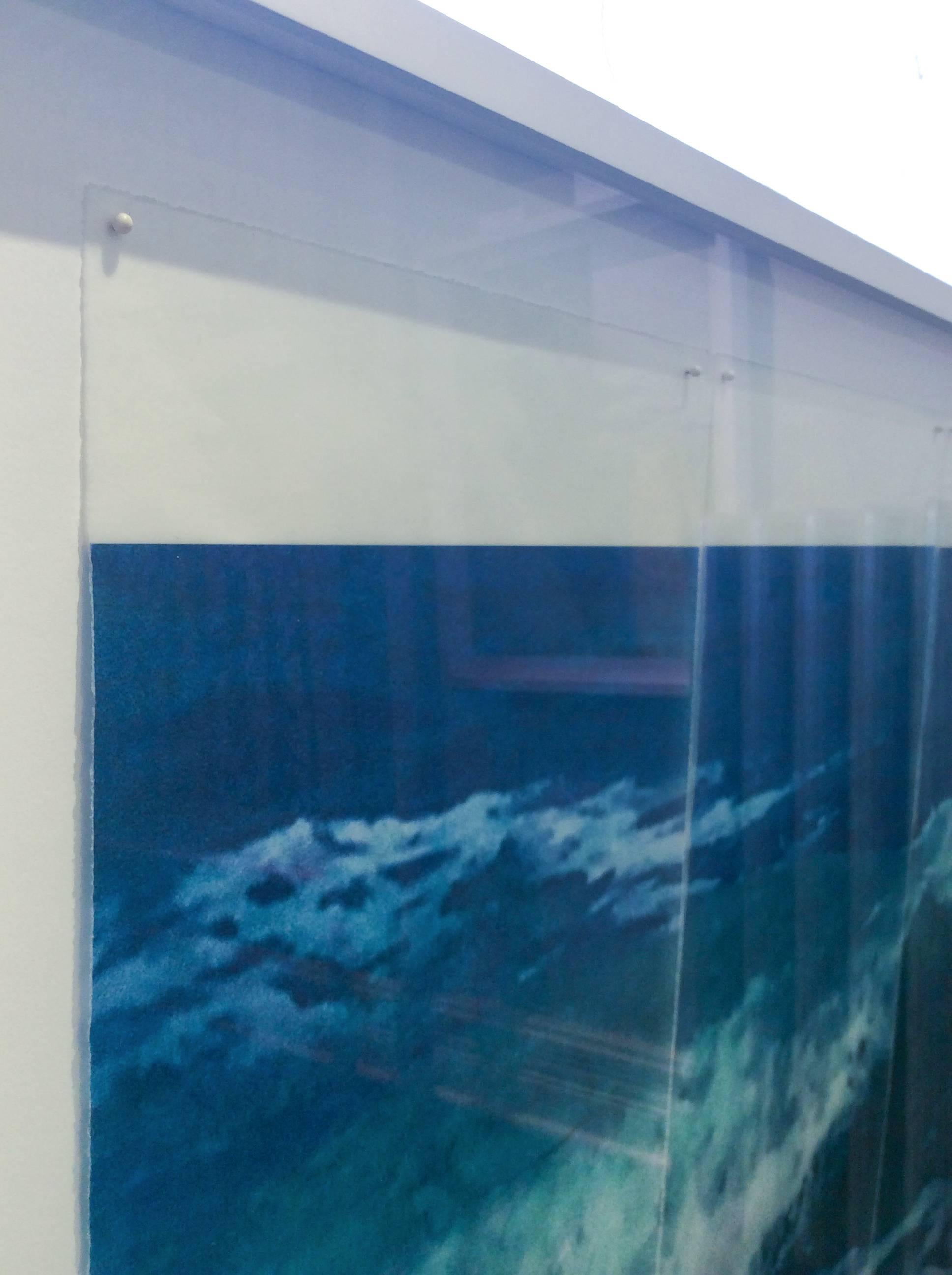 Warm Waters #20 (Fotografie blauer Ozeanwellen in weißem Rahmen im nautischen Stil) (Zeitgenössisch), Photograph, von Jeri Eisenberg