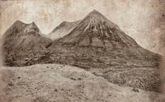 Cuillin Hills: Zeitgenössische Sepia-Landschaftsfotografie von Bergen in Schottland