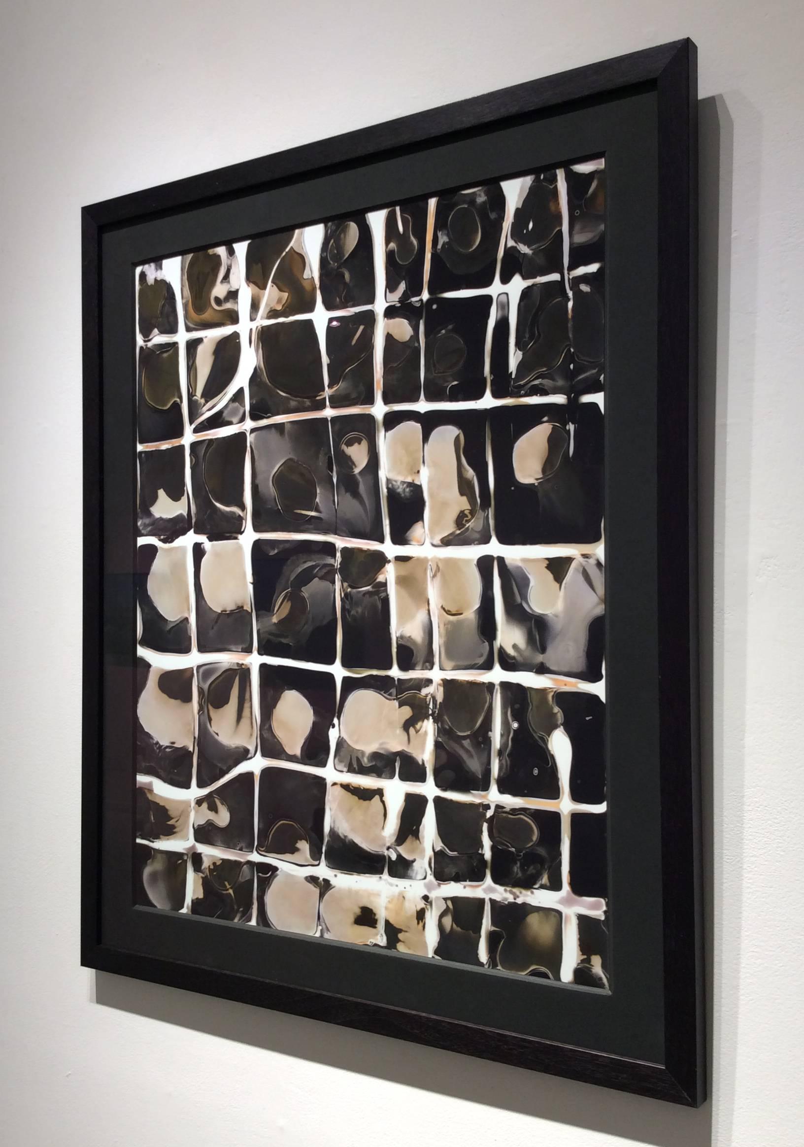 Abstrakter Digitaldruck auf schwarz/weißem Fotopapier
31.5 x 26,5 Zoll in schwarz gebeiztem Holzrahmen mit schwarzem 8-lagigem Passepartout und entspiegeltem AR-Glas

Diese energiegeladenen Drucke sind digitale Kopien von handgefertigten