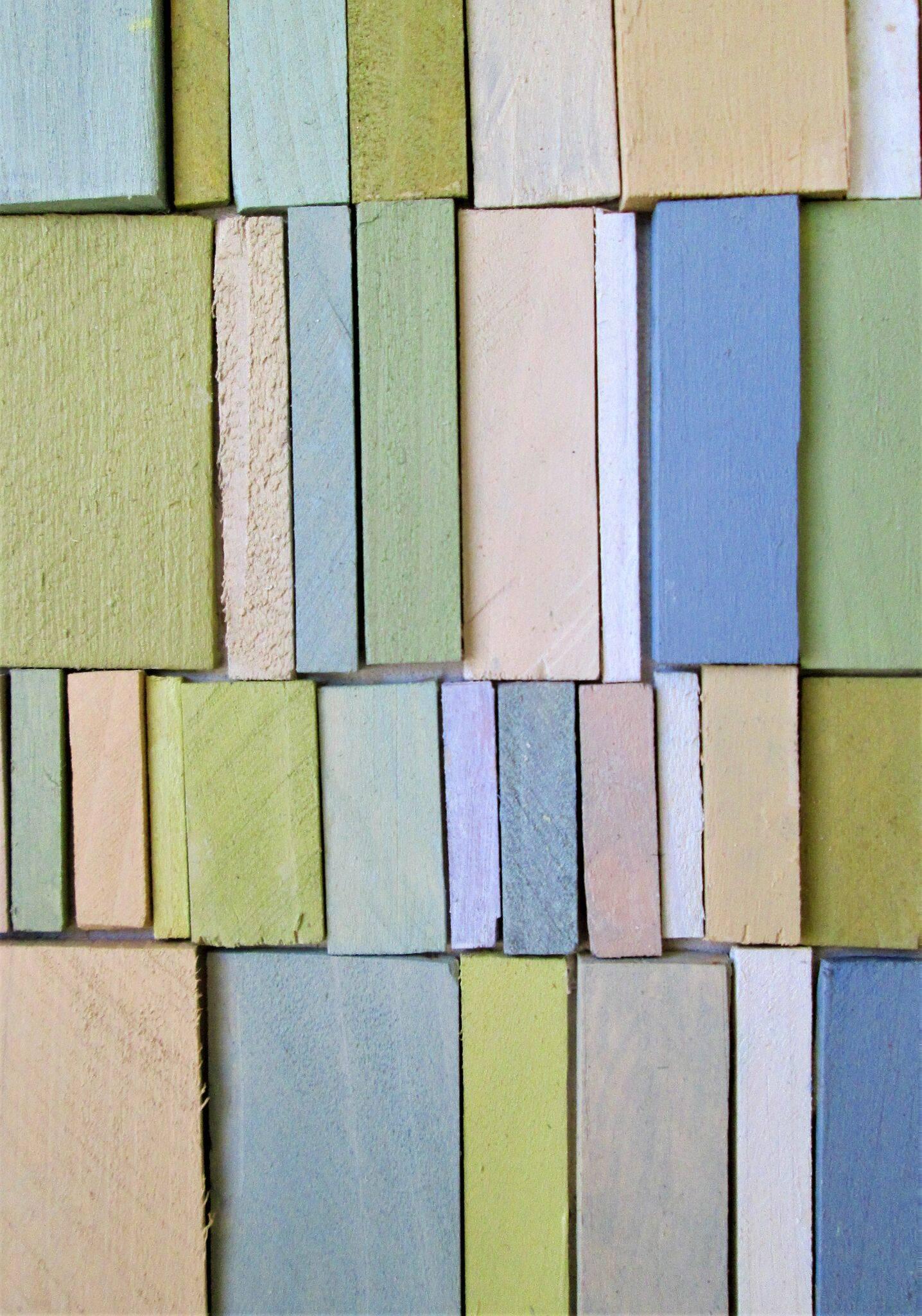 Pianissimo (Abstrakte Holz-Wandskulptur in pastellfarbenen Rosa-, Blau- und Grüntönen) im Angebot 2