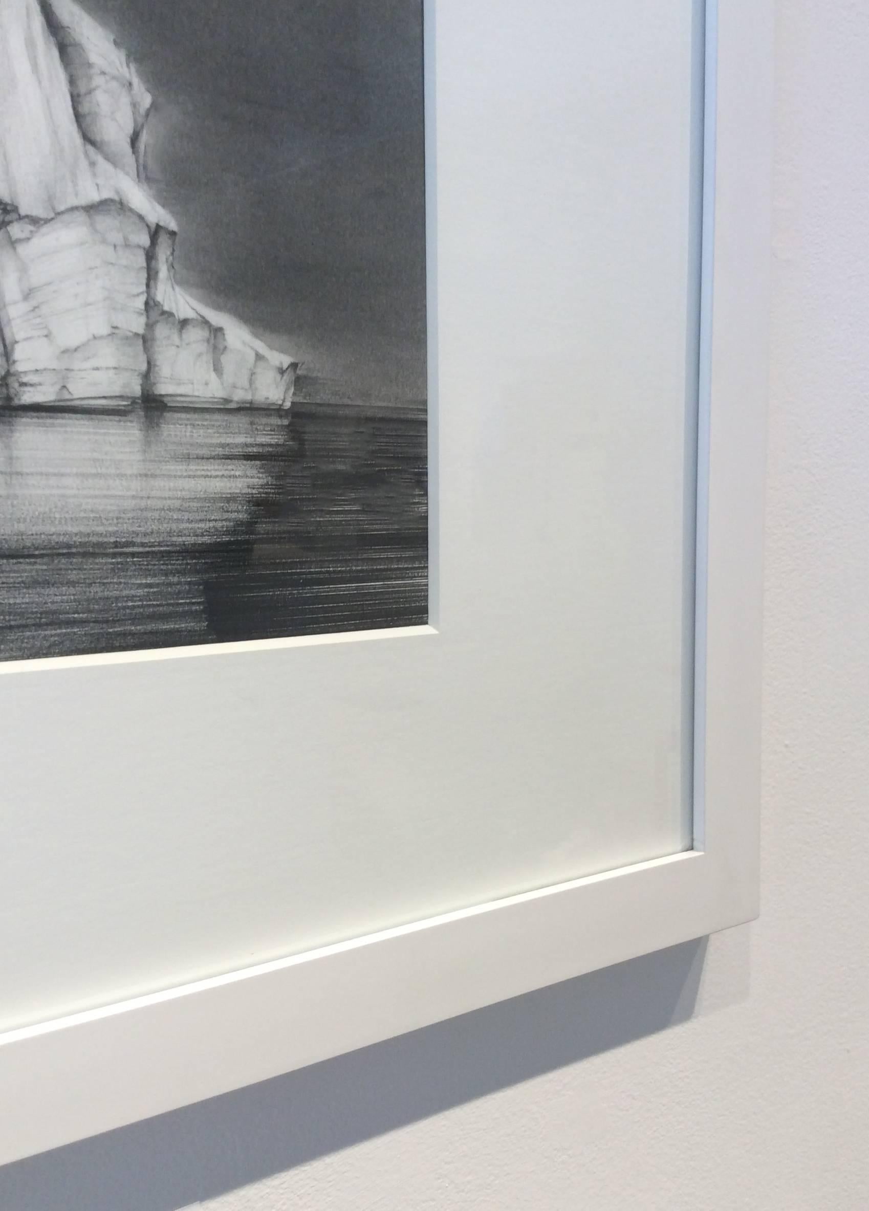 Dessin de Iceberg 3 : Dessin de paysage en noir et blanc représentant un iceberg dans l'eau, encadré - Noir Landscape Art par Juan Garcia-Nunez
