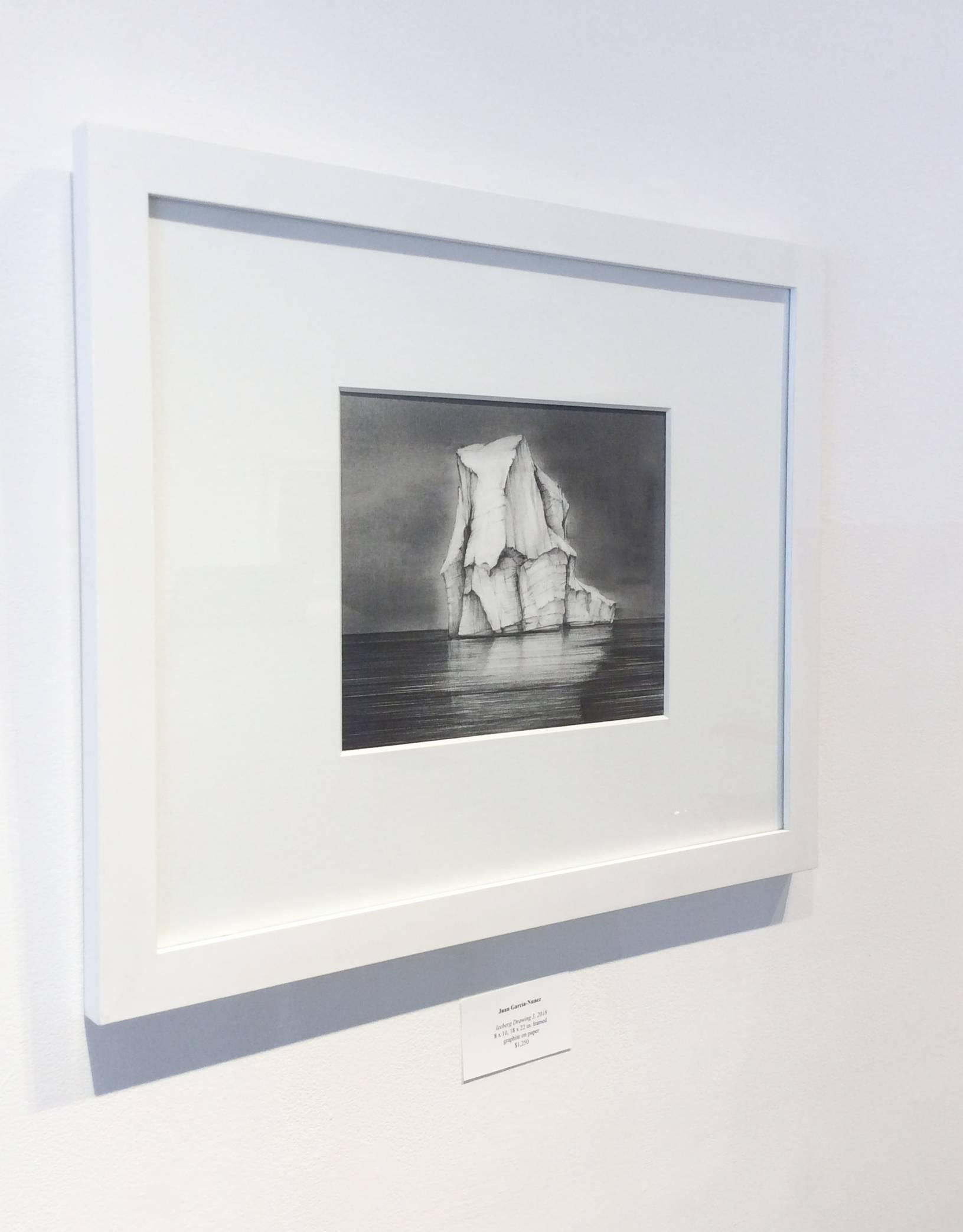 Dessin de Iceberg 3 : Dessin de paysage en noir et blanc représentant un iceberg dans l'eau, encadré - Contemporain Art par Juan Garcia-Nunez