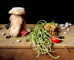 Bread House (Framed Food Stillleben Fotografie von Brot, Gemüse und Steinen) 