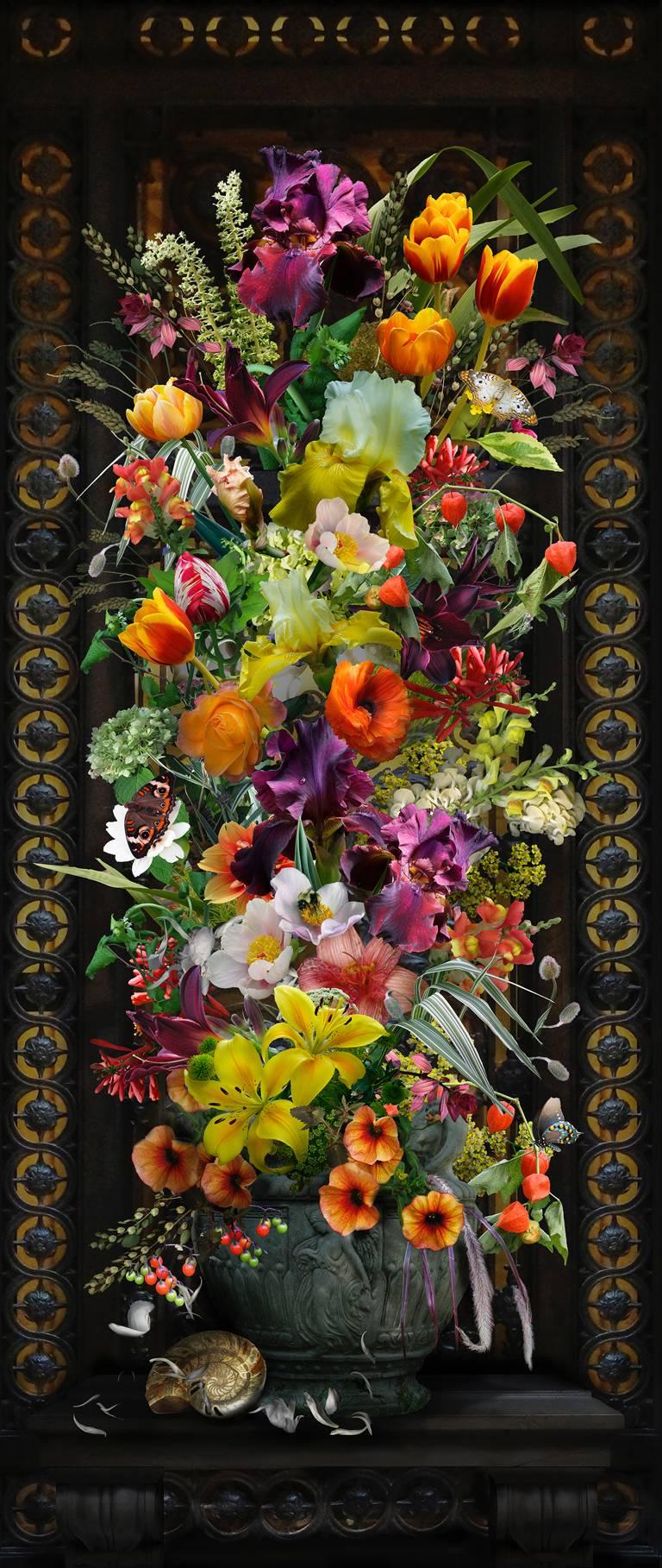 Lisa A. Frank Color Photograph – Ironwork (Vertikaler digitaler Collagedruck farbenfroher Blumen auf Schwarz)