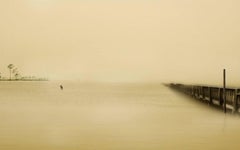 Horizon Fields LV (Minimalistisches Landschaftsfoto einer Insel und eines Holz Docks)