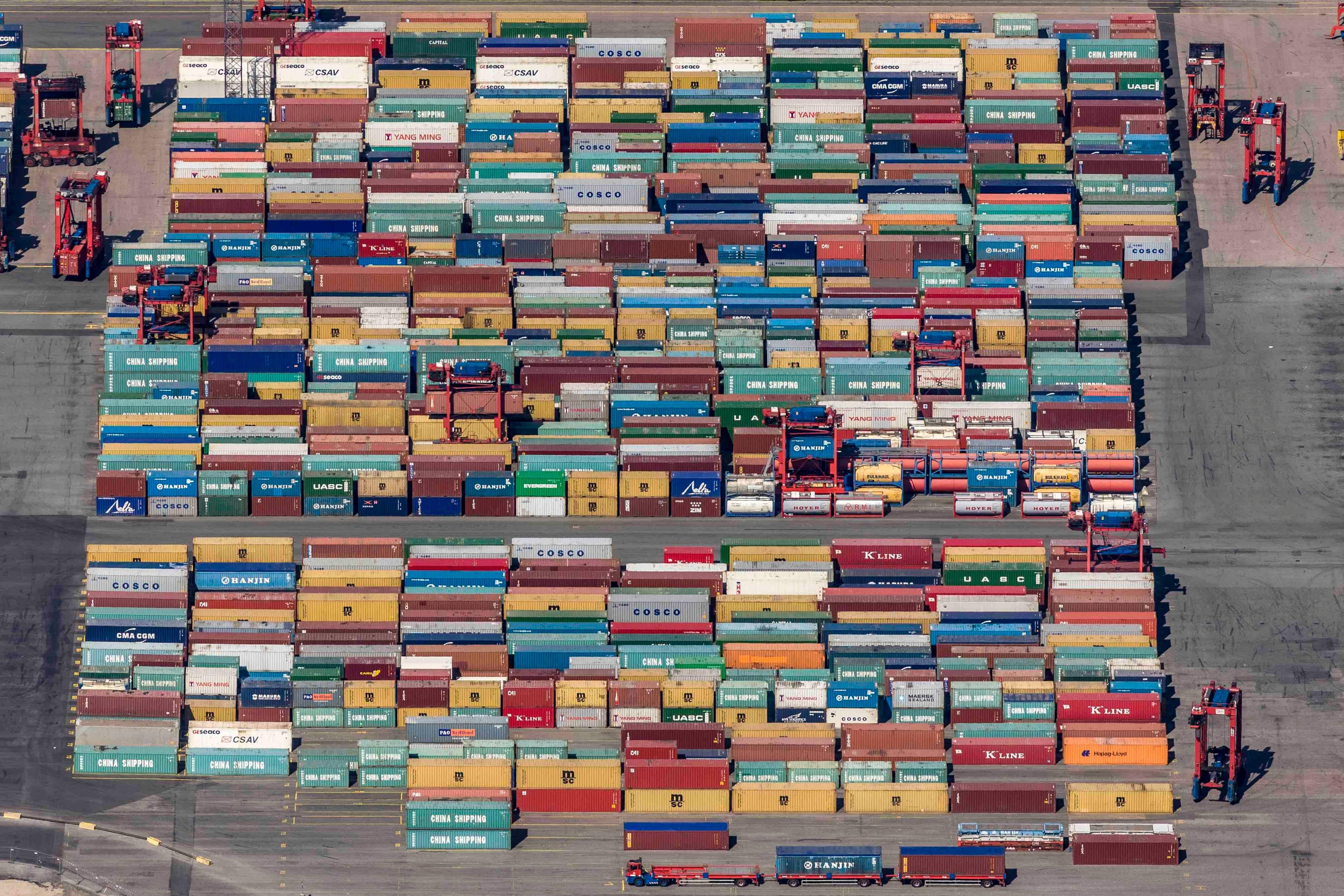 Klaus Leidorf Color Photograph – Waren aus dem Containerland