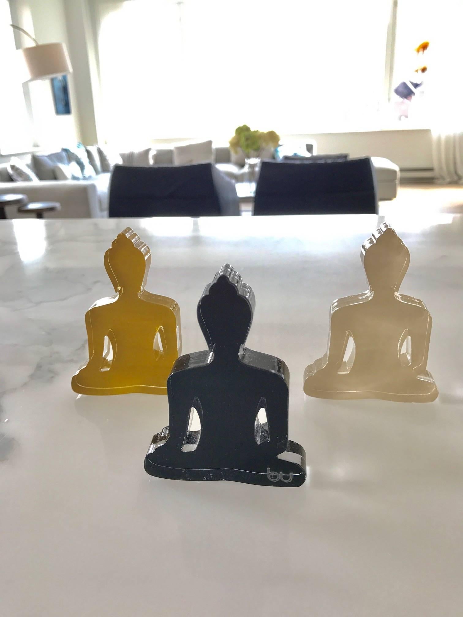 Figurative Sculpture Unknown - Trois mini statues de Bouddhas - Sculpture de Bouddha noir, or et gris 