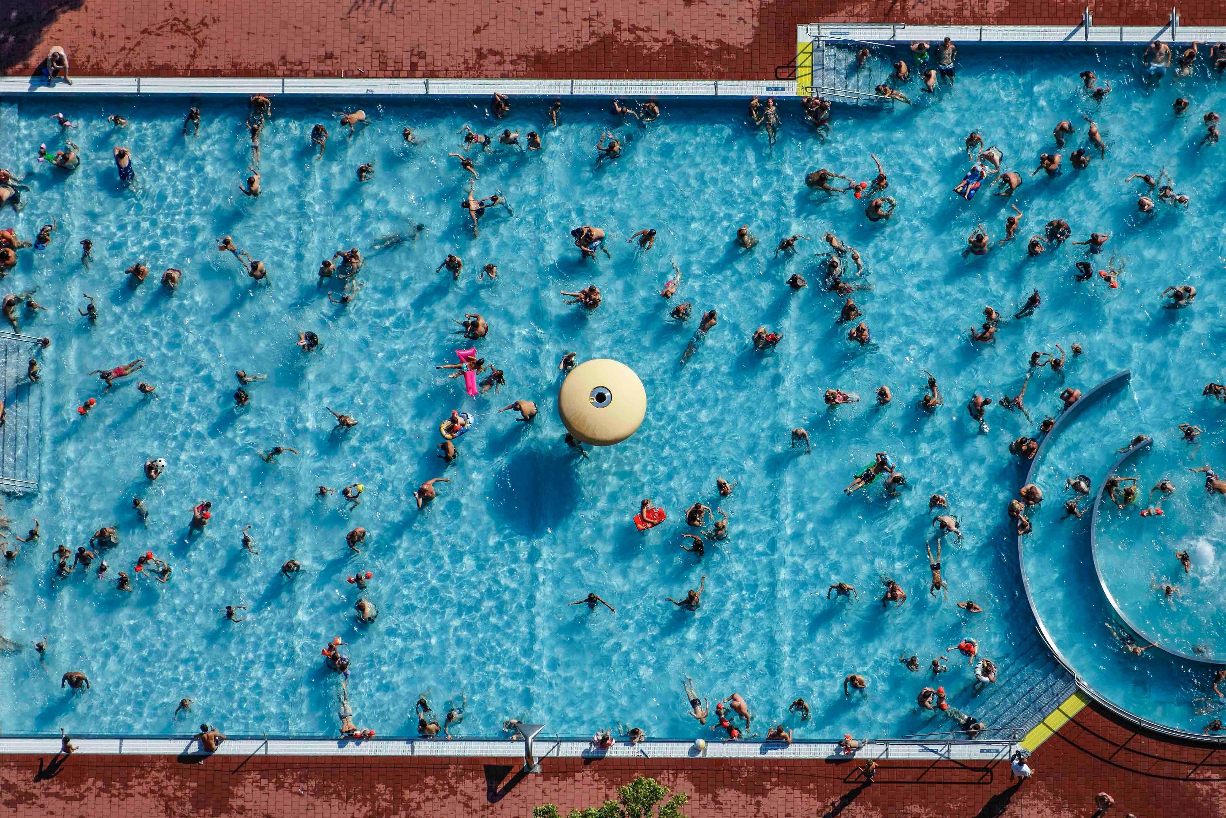 Klaus Leidorf Color Photograph - It`s pool time - color photography