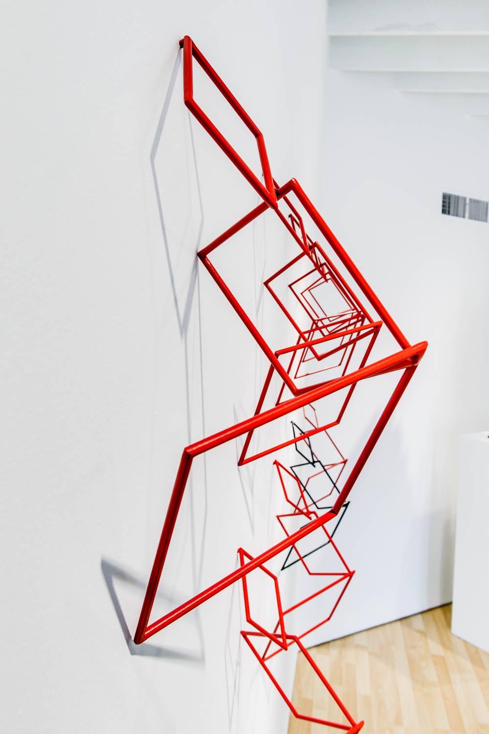 FRECUENCIA GEOMETRICA - Rojo/Negro - Sculpture Geométrico abstracto de Mariana Copello