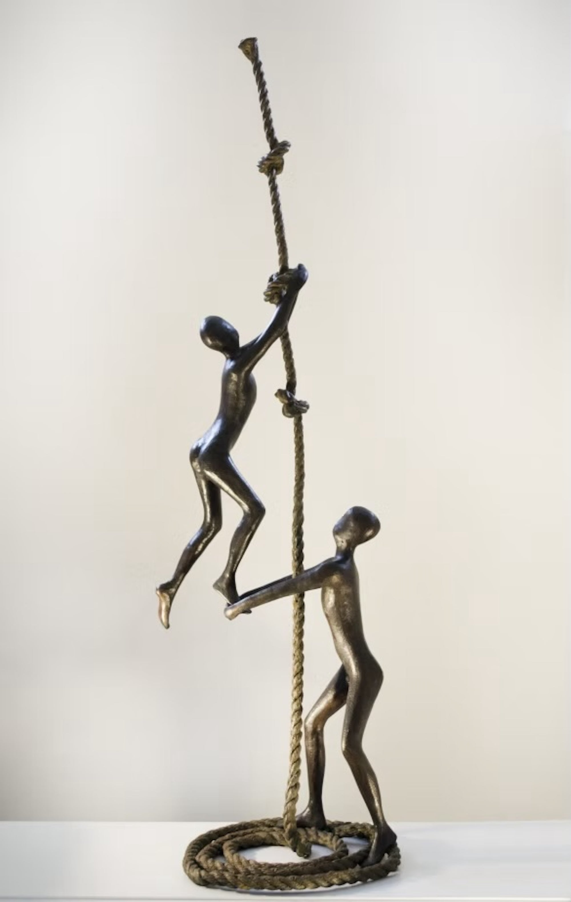 « Encouragement » - sculpture figurative en bronze, d'une hauteur de 120 cm, avec socle en bronze