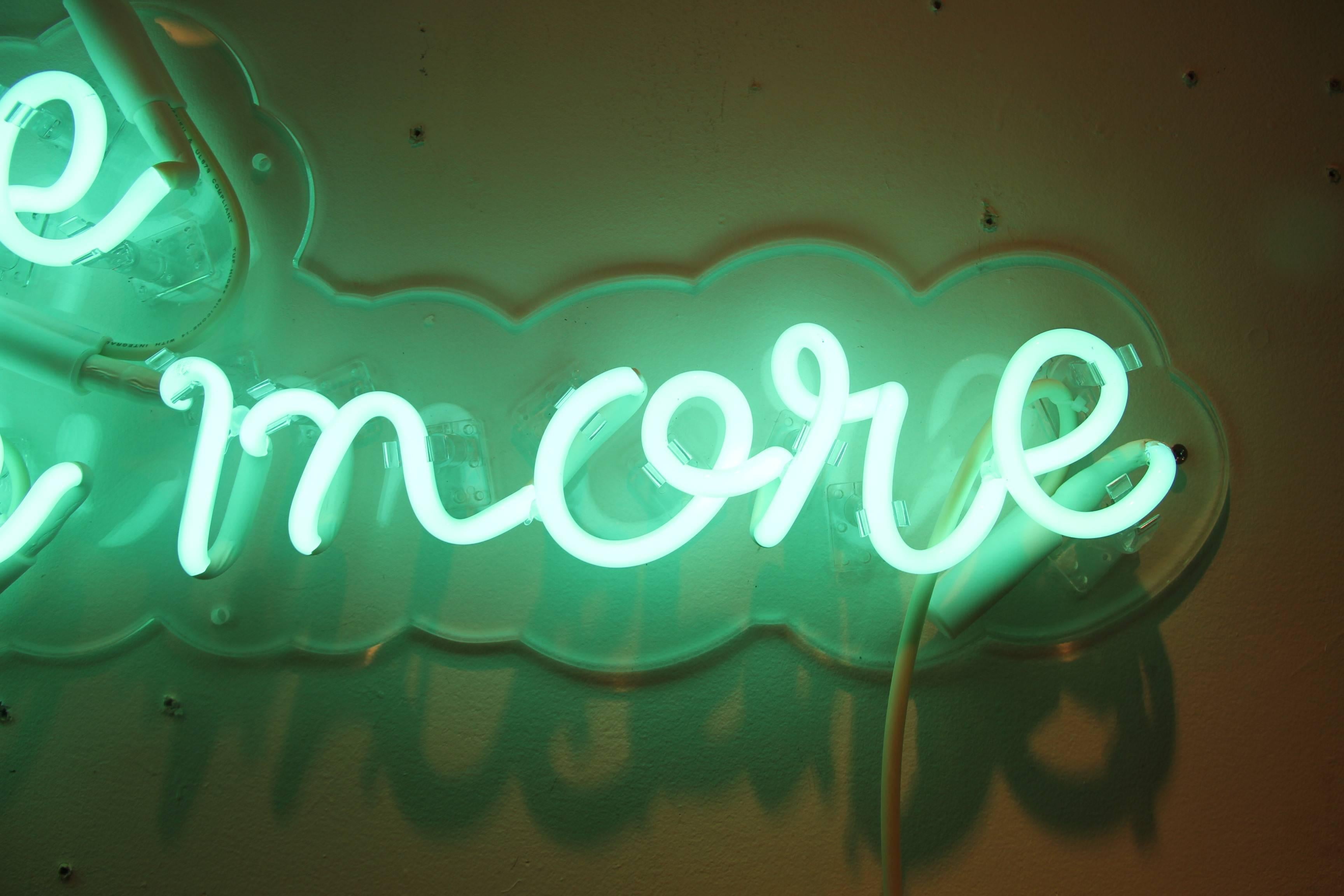 Love you more - obra de arte en neón - Sculpture Contemporáneo de Mary Jo McGonagle