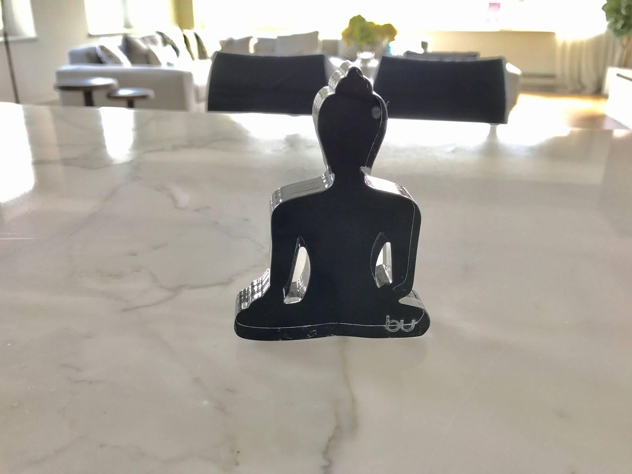 Ces statues colorées de Bouddha en méditation sont en plexiglas découpé au laser et en acrylique peint à la main.
Ils peuvent être utilisés seuls, en couple, en trio ou plus... 
Il s'agit d'une statue unique qui lancera une conversation et apportera