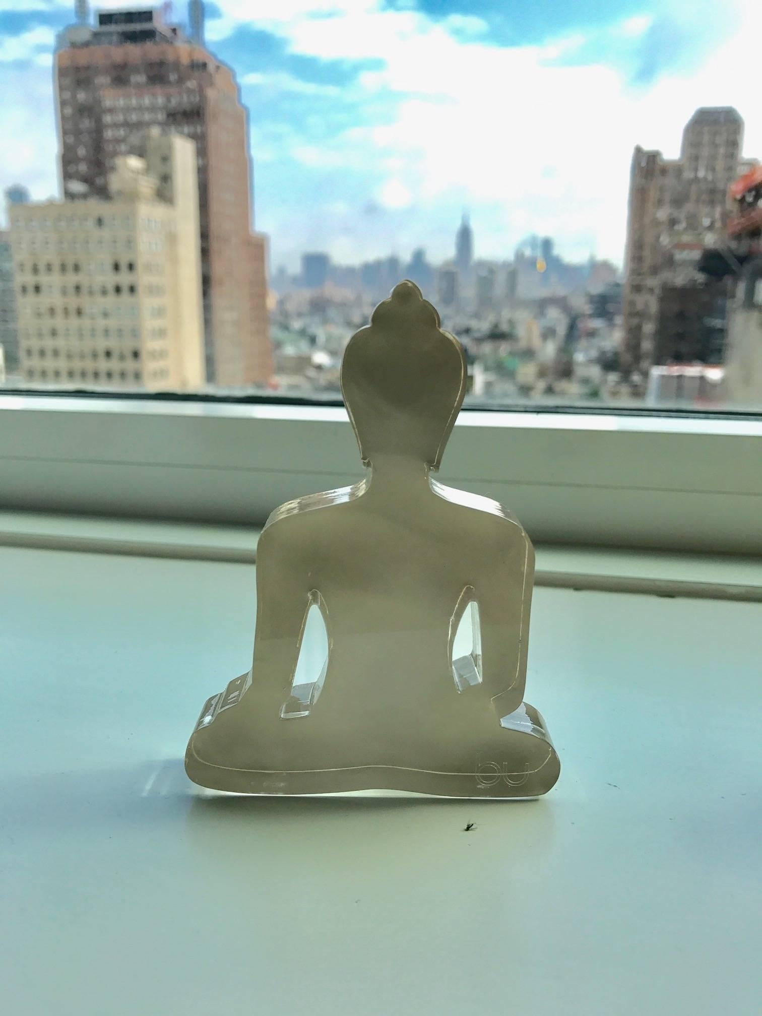 Diese farbenfrohen meditierenden Buddha-Silhouetten-Statuen sind aus lasergeschnittenem Plexiglas und Acryl handbemalt.
Sie können allein stehen, aber auch zu zweit, zu dritt oder zu mehreren kommen... 
Diese einzigartige Statue sorgt für