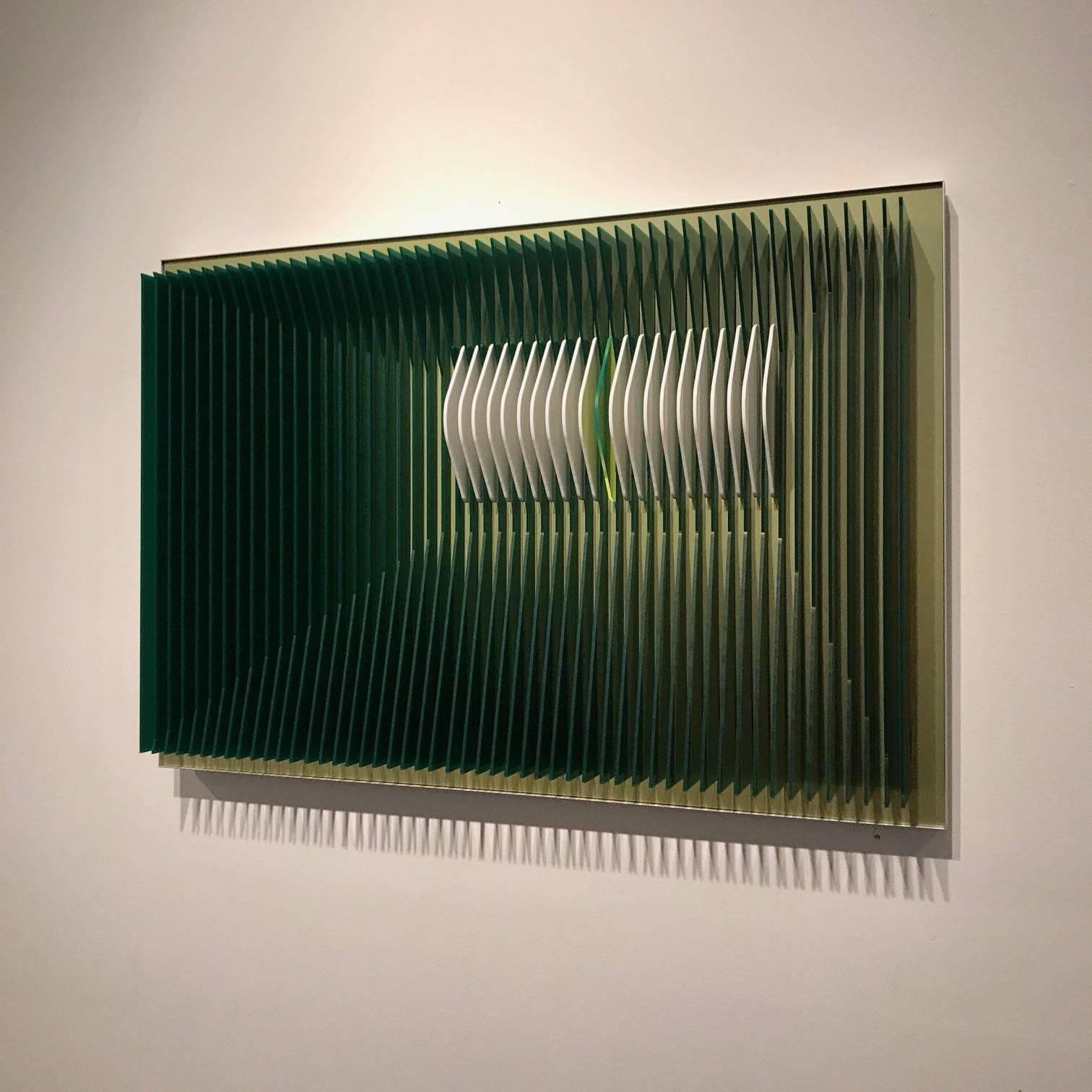 Weiß nach oben und rechts – Geometrische abstrakte kinetische Kunst von J. Margulis – Sculpture von Jose Margulis