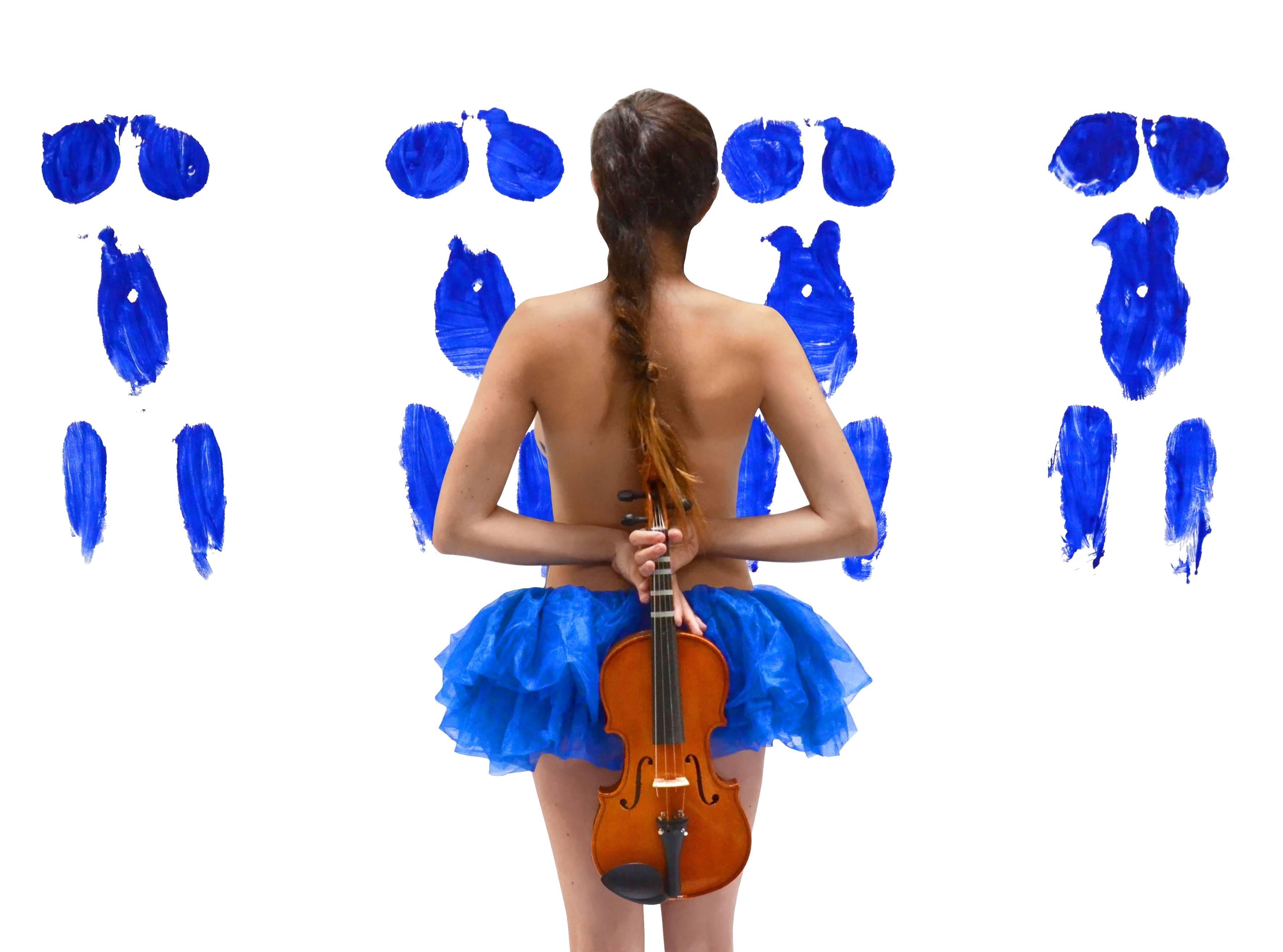 Nicole Furman Figurative Photograph – Hommage an Yves Klein - Das Mädchen