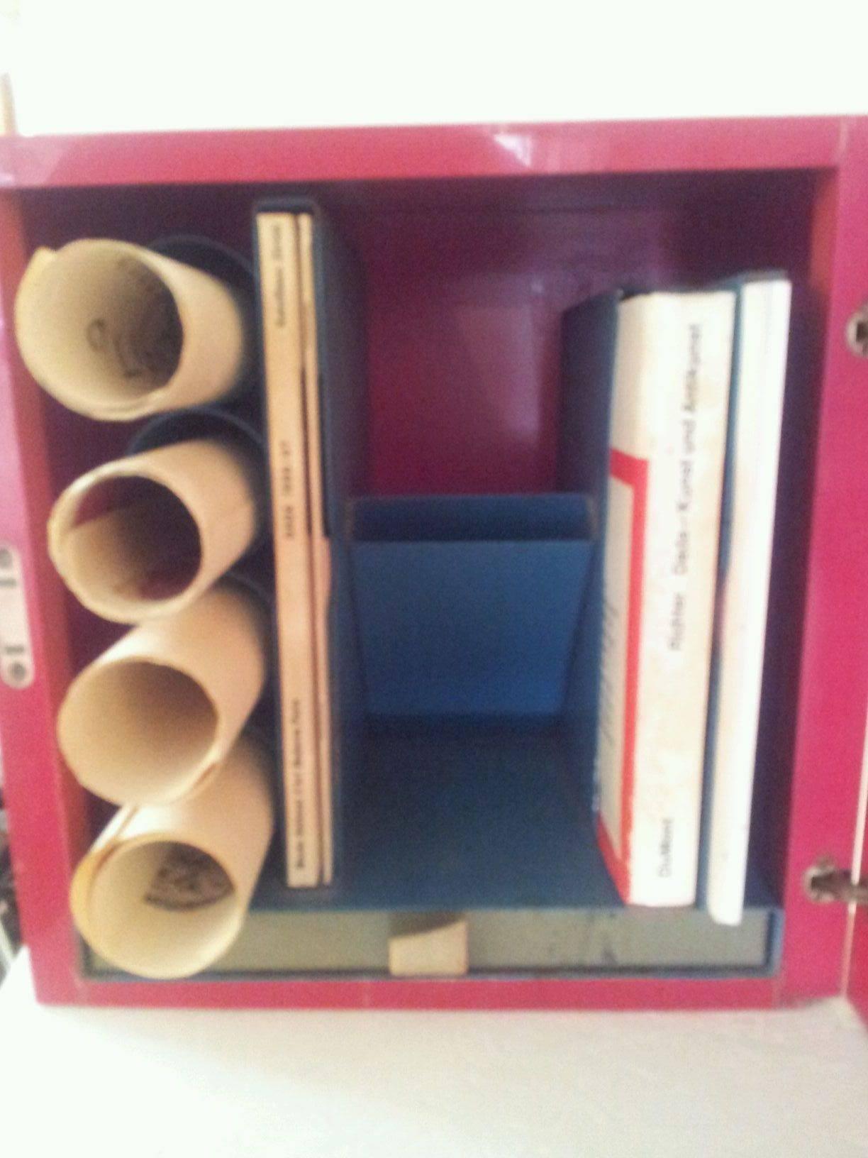 Rote Plexiglasbox inkl. 4 Lithos, 4 Bücher, Foto und Artikel, 30x30cm, 30X30X30 cm. Rote Plexiglasschachtel mit: Ein Buch von Hans Richter, Dada Kunst und Antikunst, 2. ein Artikel in einer Schweizer Zeitung vom Februar 1966, 50 Jahre Dada, 3. 50