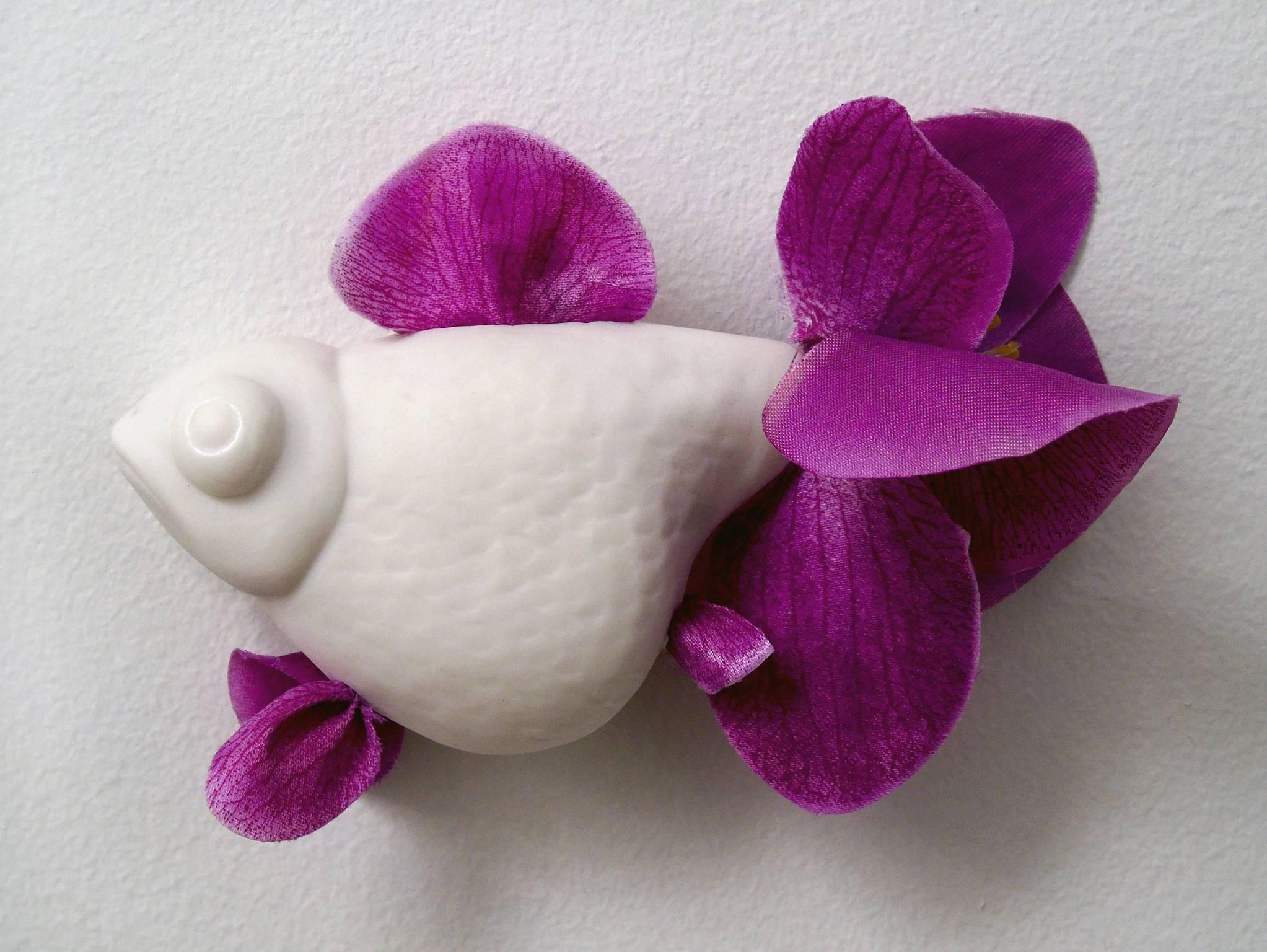 Prize VIII (white porcelain fish) - Sculpture by Bethany Krull