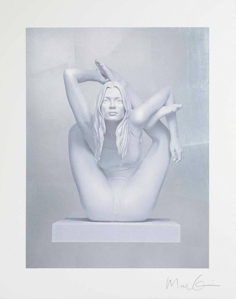 Kate Moss auf Silber – Print von Marc Quinn