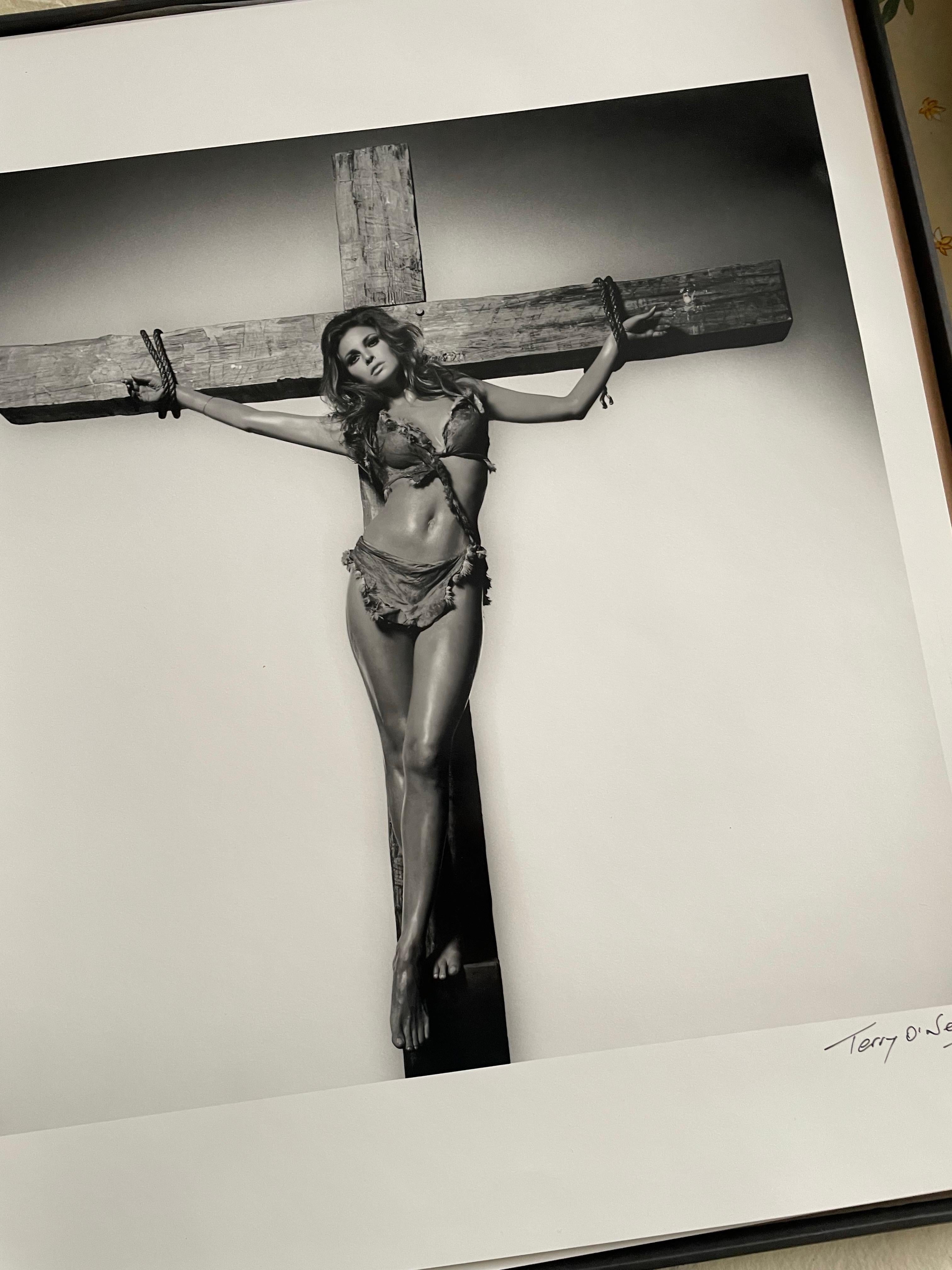Terry O'Neill CBE est l'un des photographes les plus collectionnés au monde. Ses œuvres sont exposées dans des galeries d'art nationales et des collections privées du monde entier. Des présidents aux pop stars, il a photographié les premières lignes