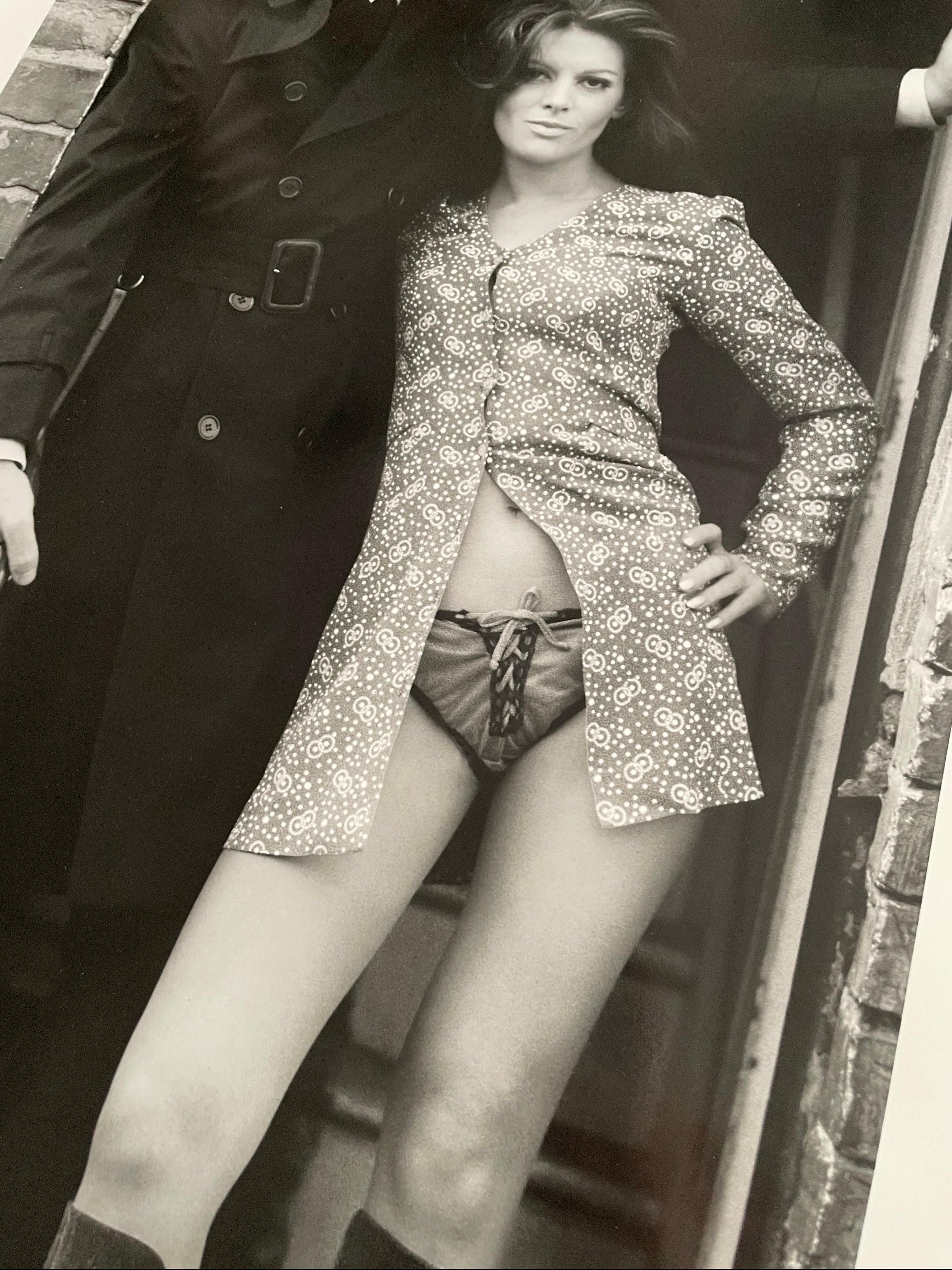 Michael Caine y Geraldine Moffat en el rodaje de Get Carter, 1971 Fotografía b/n en venta 2