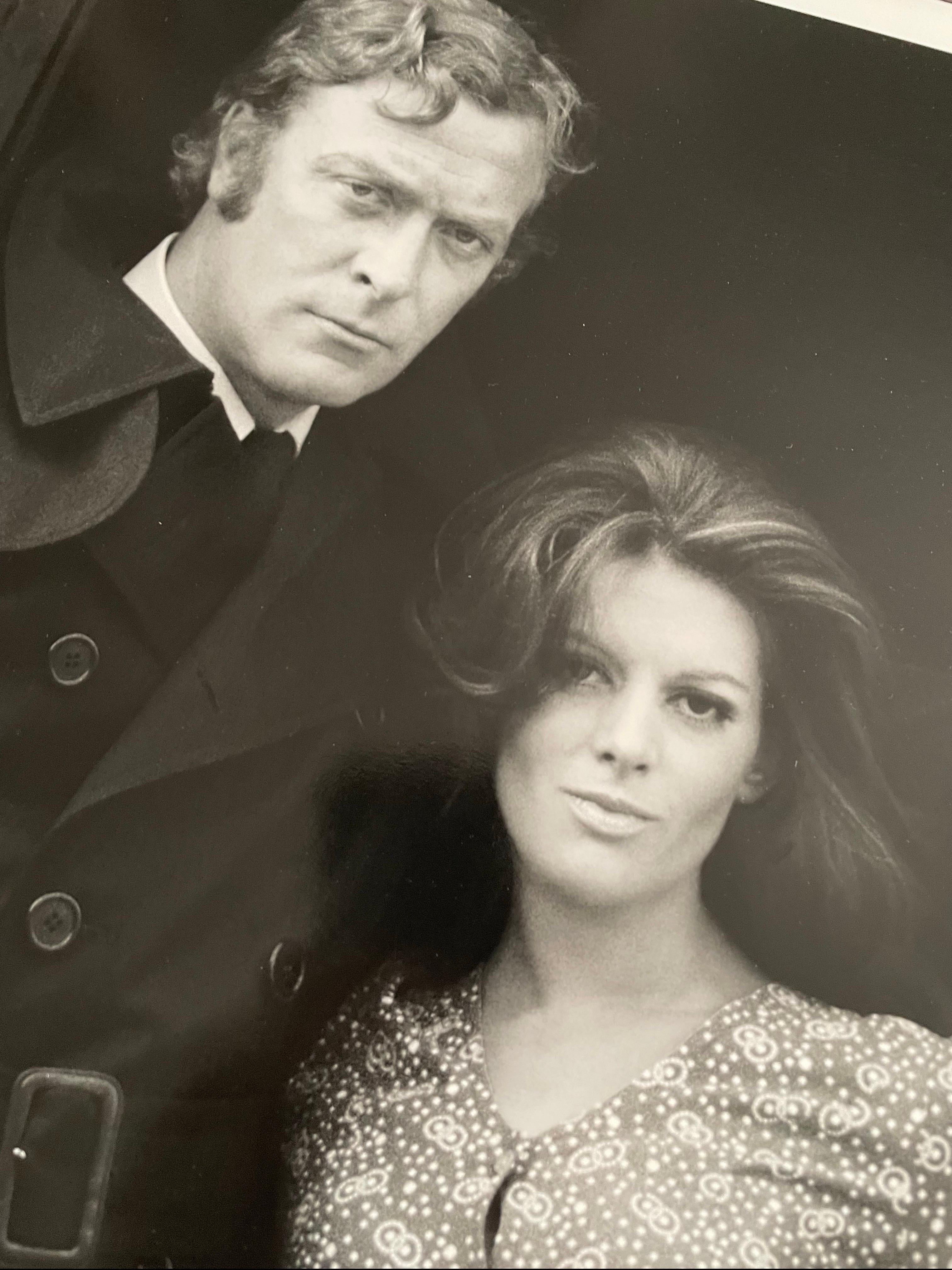 Michael Caine y Geraldine Moffat en el rodaje de Get Carter, 1971 Fotografía b/n en venta 3