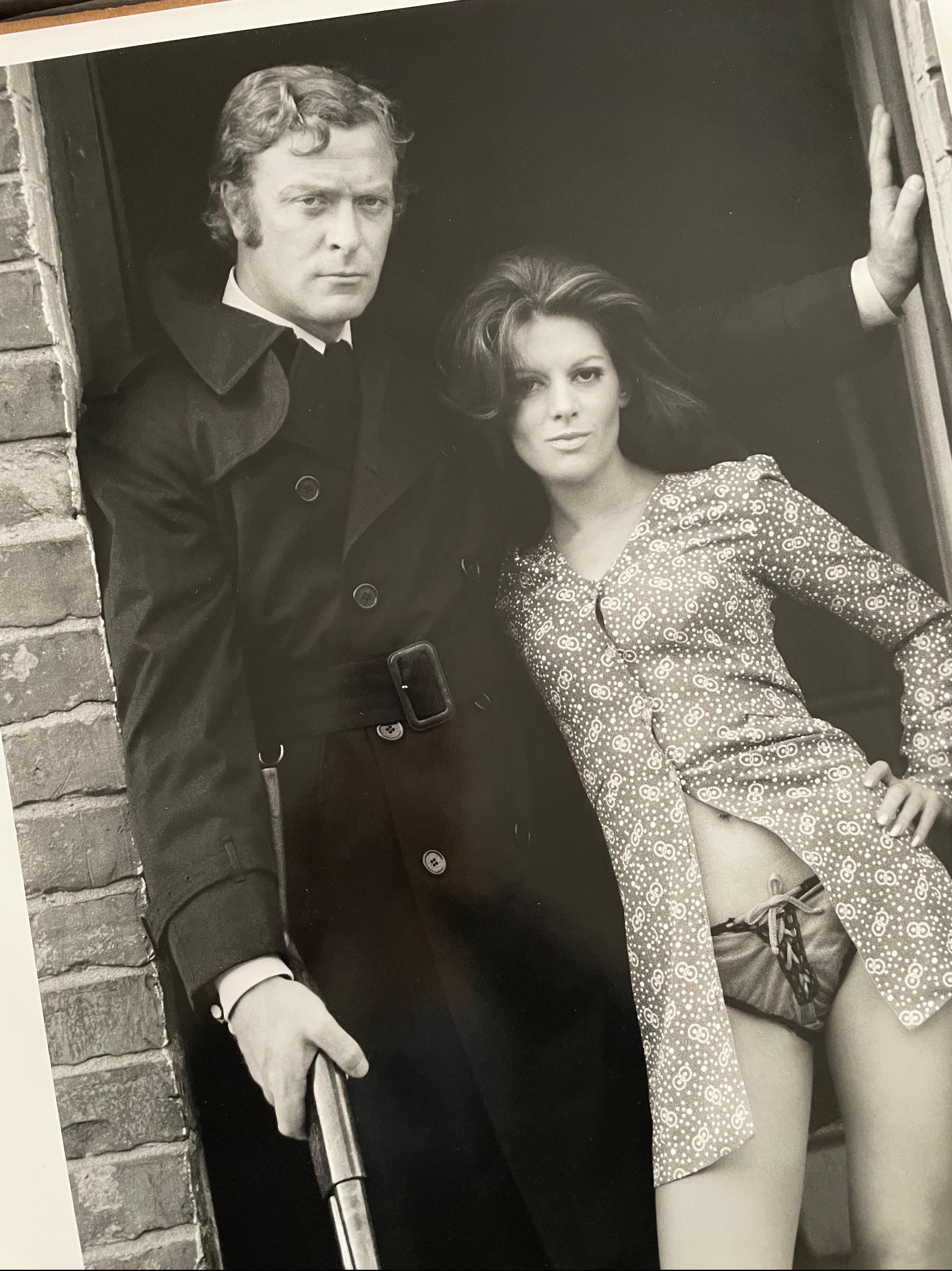 Michael Caine y Geraldine Moffat en el rodaje de Get Carter, 1971 Fotografía b/n en venta 5