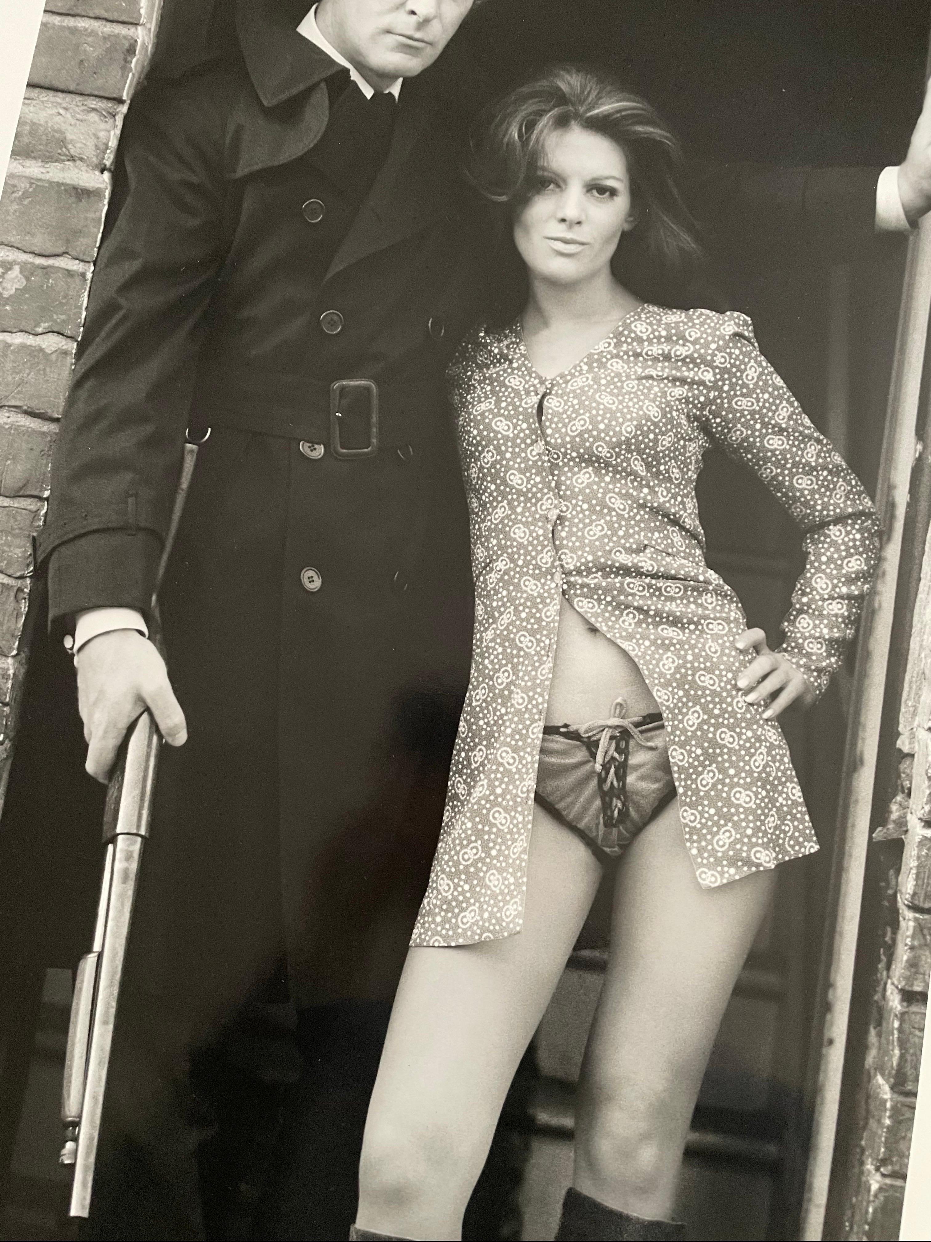 Michael Caine y Geraldine Moffat en el rodaje de Get Carter, 1971 Fotografía b/n en venta 6