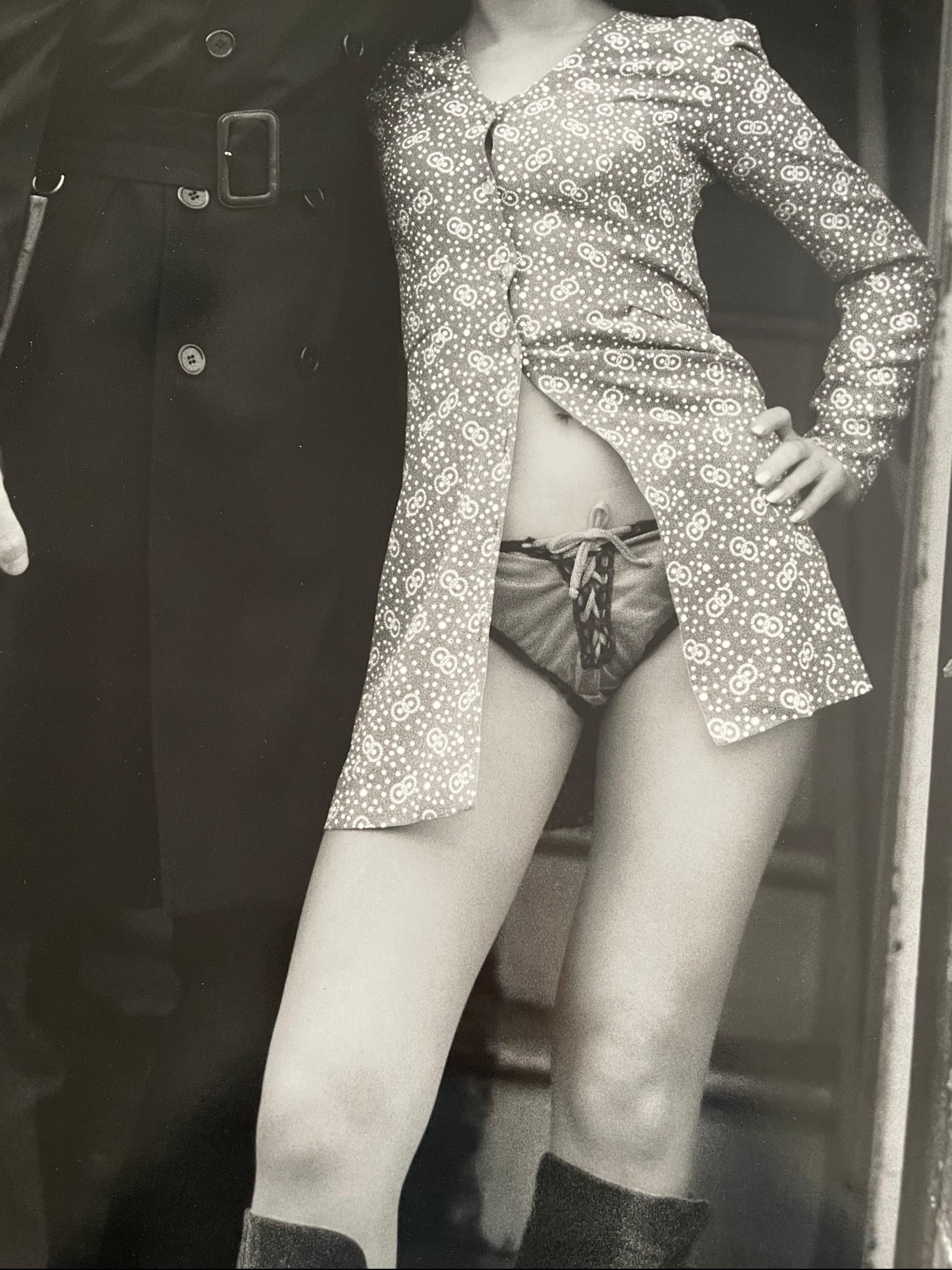 Michael Caine y Geraldine Moffat en el rodaje de Get Carter, 1971 Fotografía b/n en venta 7
