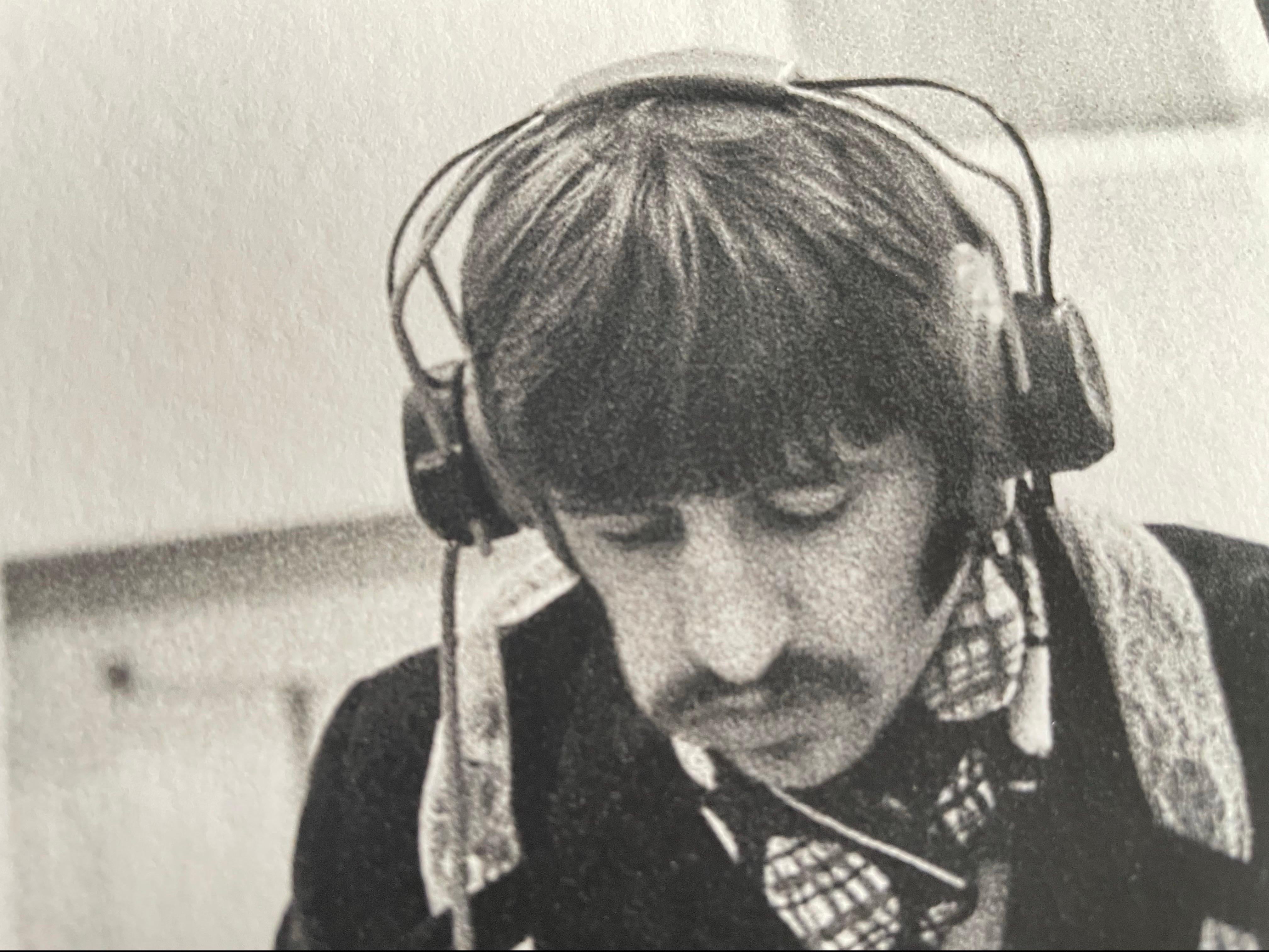 The Beatles en los estudios Abbey Road, el 30 de marzo de 1967, durante la grabación de Sgt Pepper's Lonely Hearts Club Band, toman un descanso para comer. Ese mismo día, después de grabar, se dirigieron a los estudios Flood Street de Michael Cooper