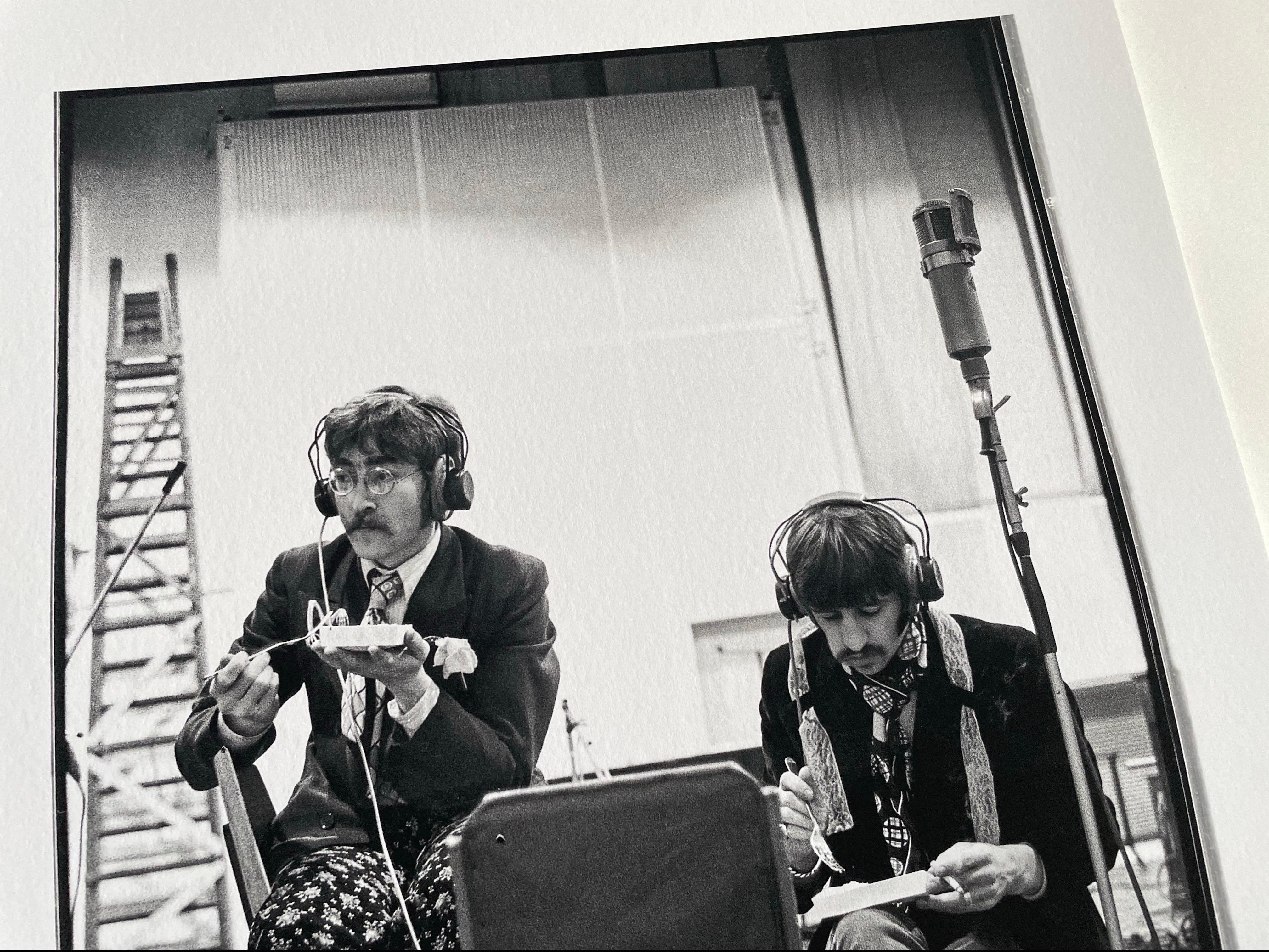 The Beatles en Abbey Road, 1967 'Almuerzo' fotografía b/n sobre papel en venta 3