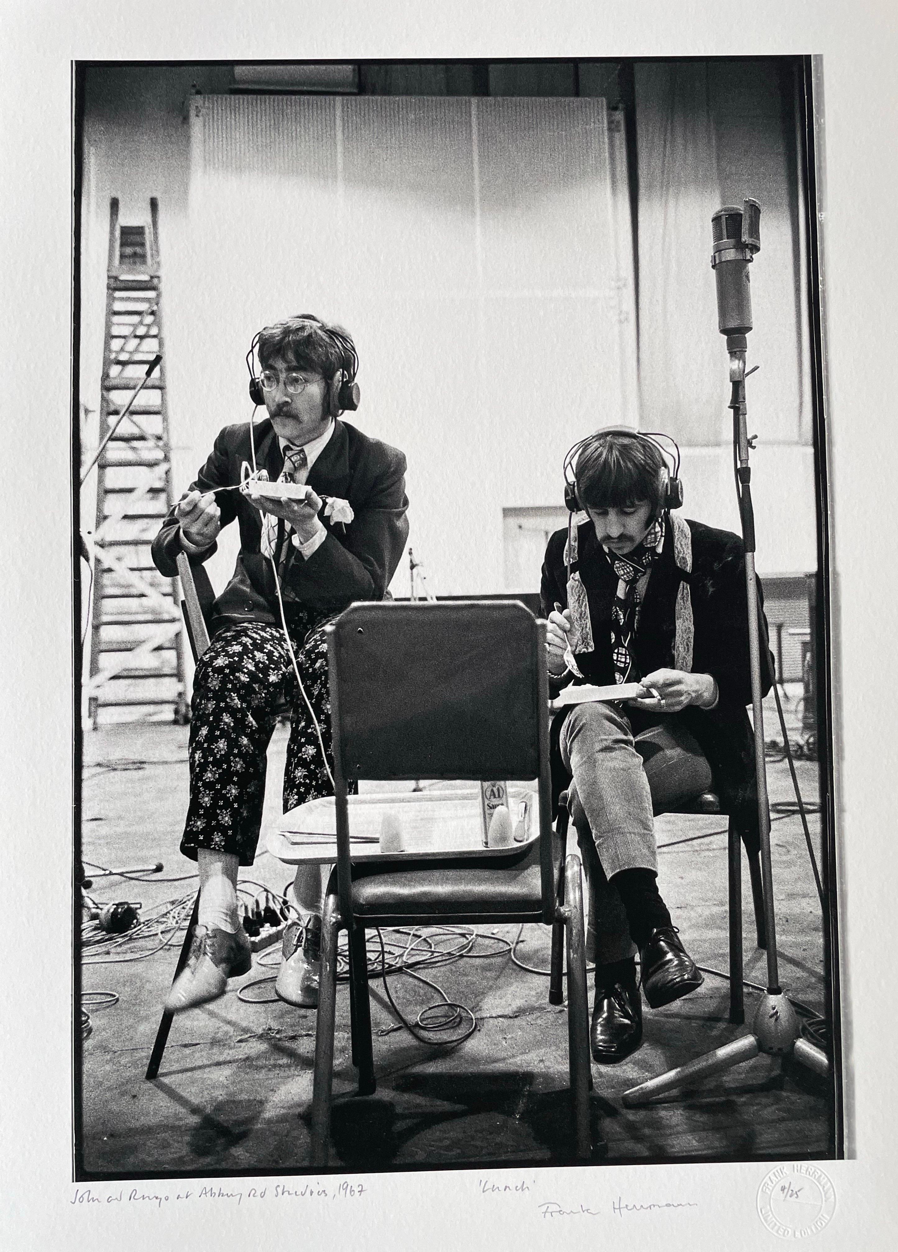 The Beatles en Abbey Road, 1967 'Almuerzo' fotografía b/n sobre papel en venta 10