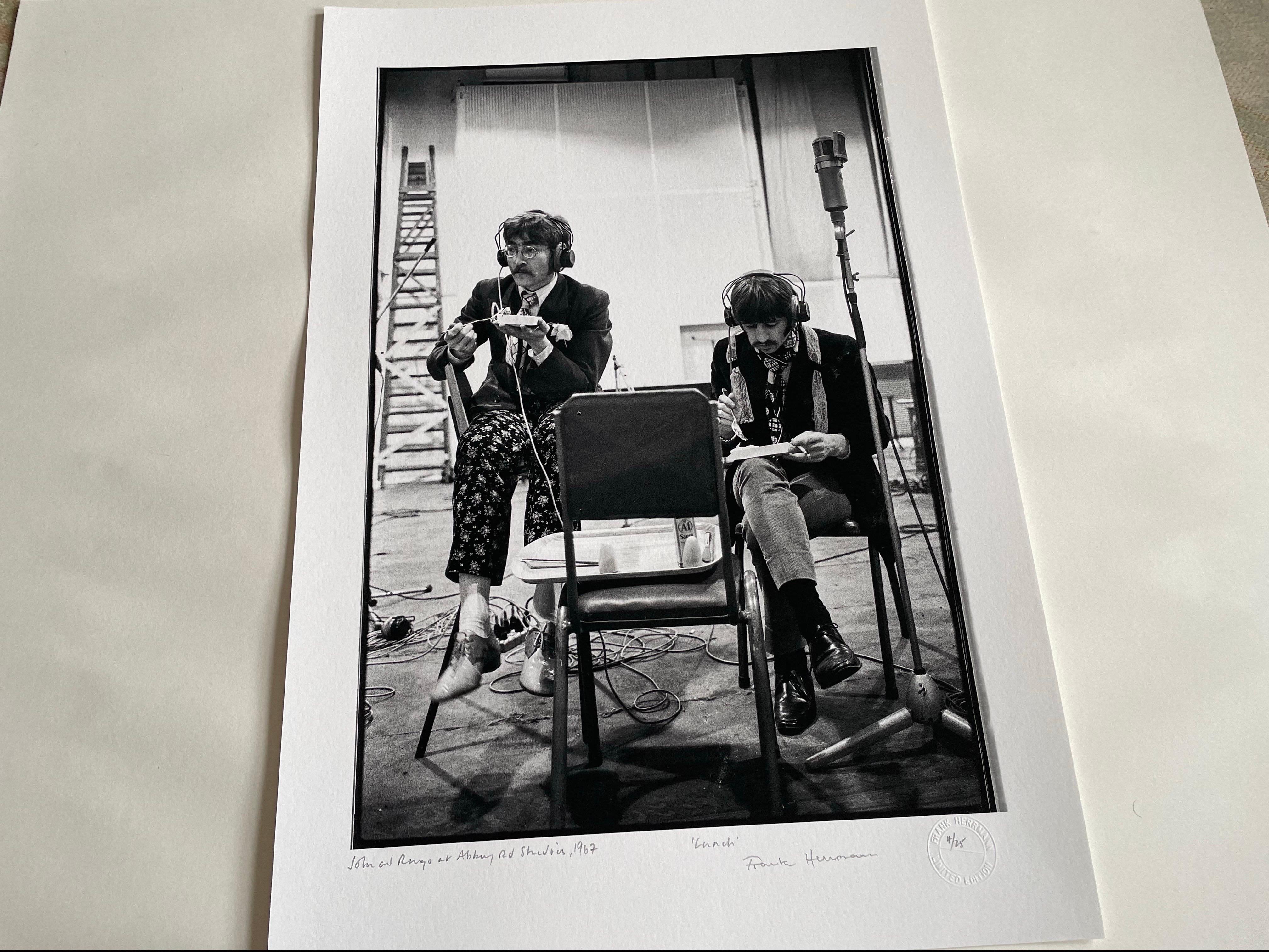 The Beatles en Abbey Road, 1967 'Almuerzo' fotografía b/n sobre papel en venta 11