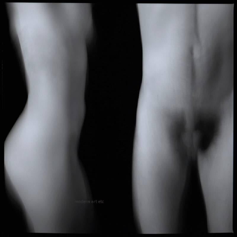 MAE Curates Black and White Photograph – 22x22 Zoll. Zeitgenössische Kunstfotografie – Aktfotografie – „Frau und Mann“ 