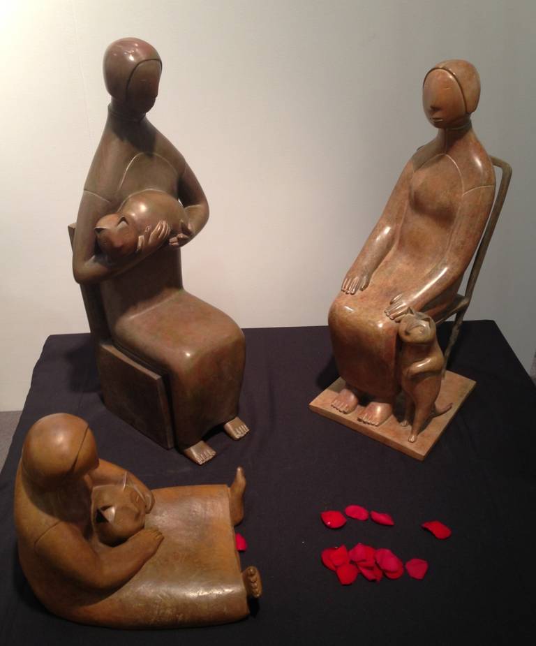 Sculpture - Bronze - Série Femme et Chat n° 4 - Or Still-Life Sculpture par Xie Ai Ge