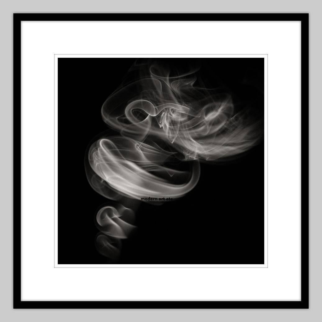 Humo - fotografía abstracta - Photograph de MAE Curates