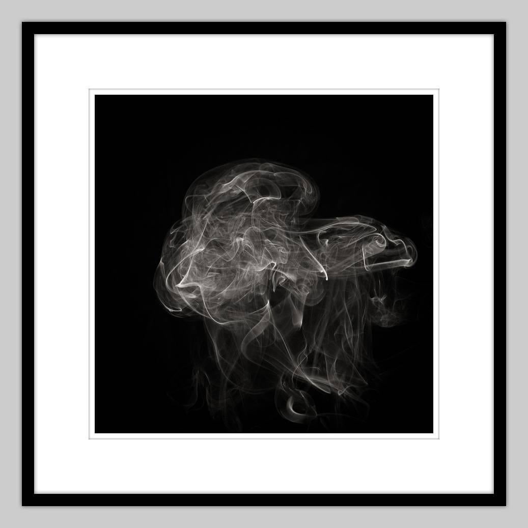 Humo - fotografía abstracta - Black and White Photograph Negro de MAE Curates