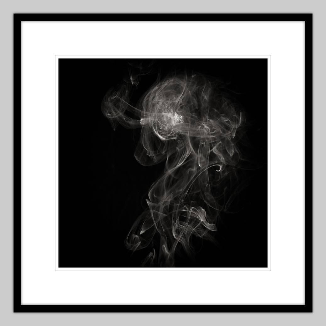 Dies ist eine von Modern Art Etc Los Angeles kuratierte Reihe. Das Thema des Werks ist eine Serie abstrakter Fotografien von Rauch und Licht und die dargestellten Bilder.

Bildgröße: 15 x 15 Zoll.
Passepartout aus 8 Lagen Archivmatt - 24 x 24