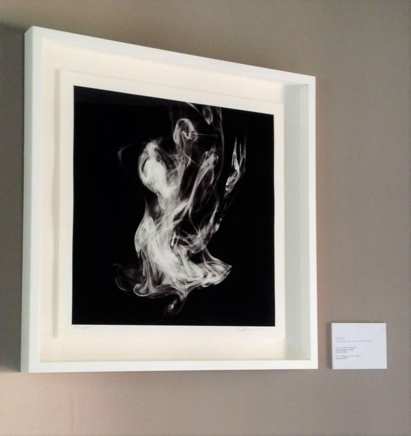 Abstrakte Kunstfotografie - Serie Fluidity in Color - gerahmt – Photograph von MAE Curates