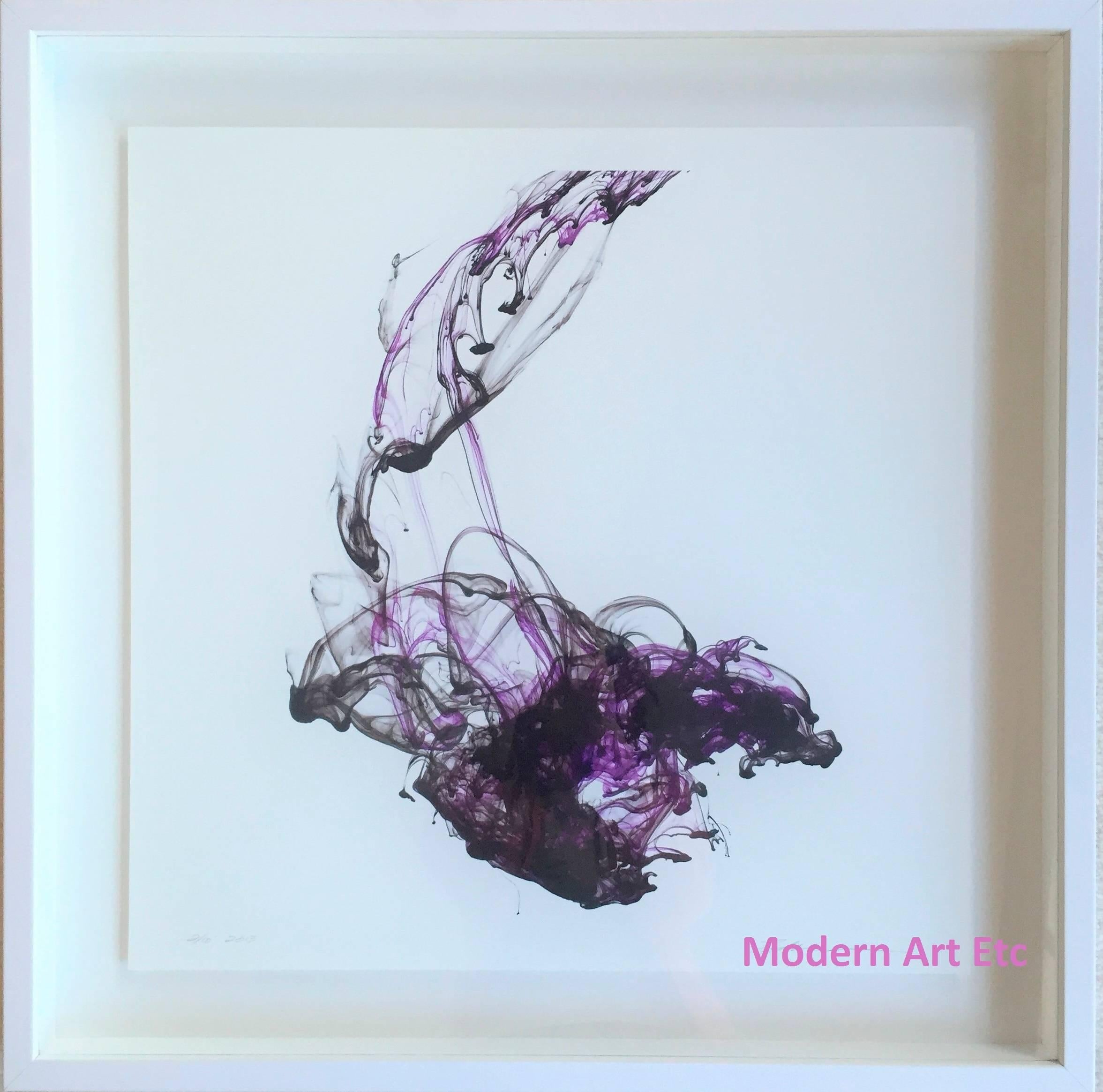 MAE Curates Abstract Photograph – Abstrakte Kunstfotografie – Flüssigkeit in der Farbserie – Lila Herrschaft – gerahmt