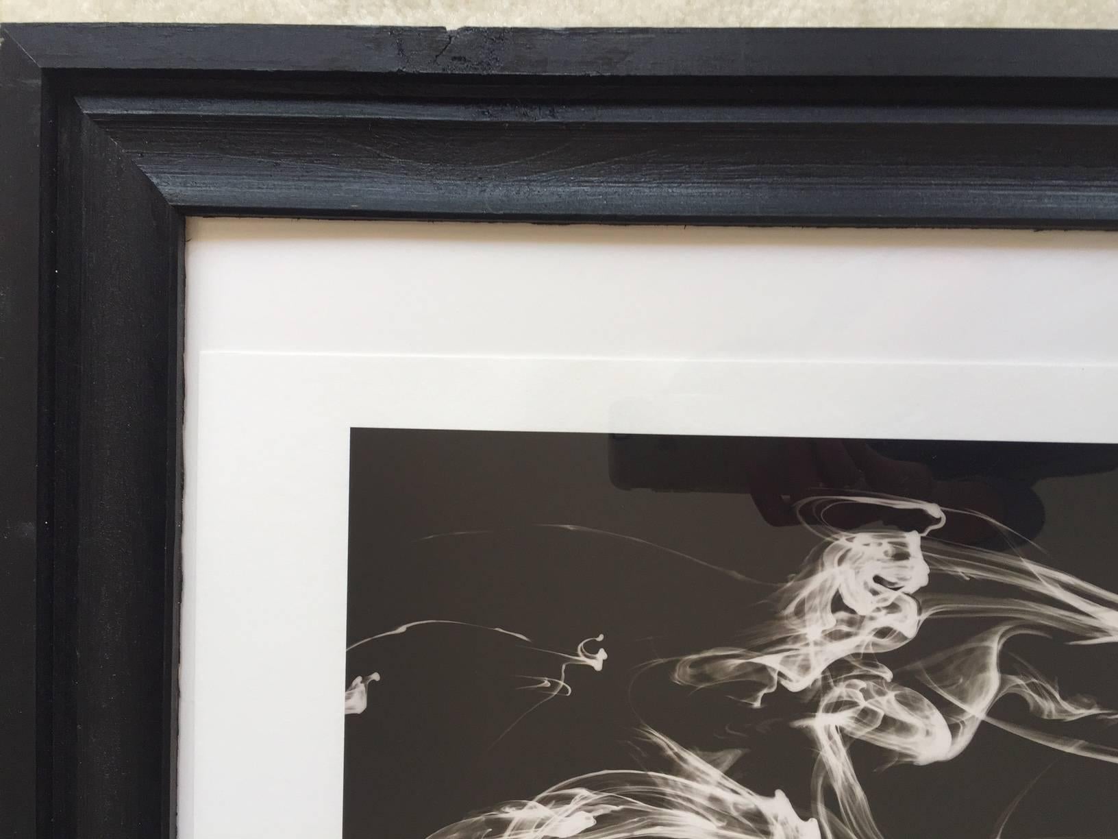 Fotografía artística abstracta en blanco y negro - enmarcada en marco de madera a medida - Photograph de MAE Curates